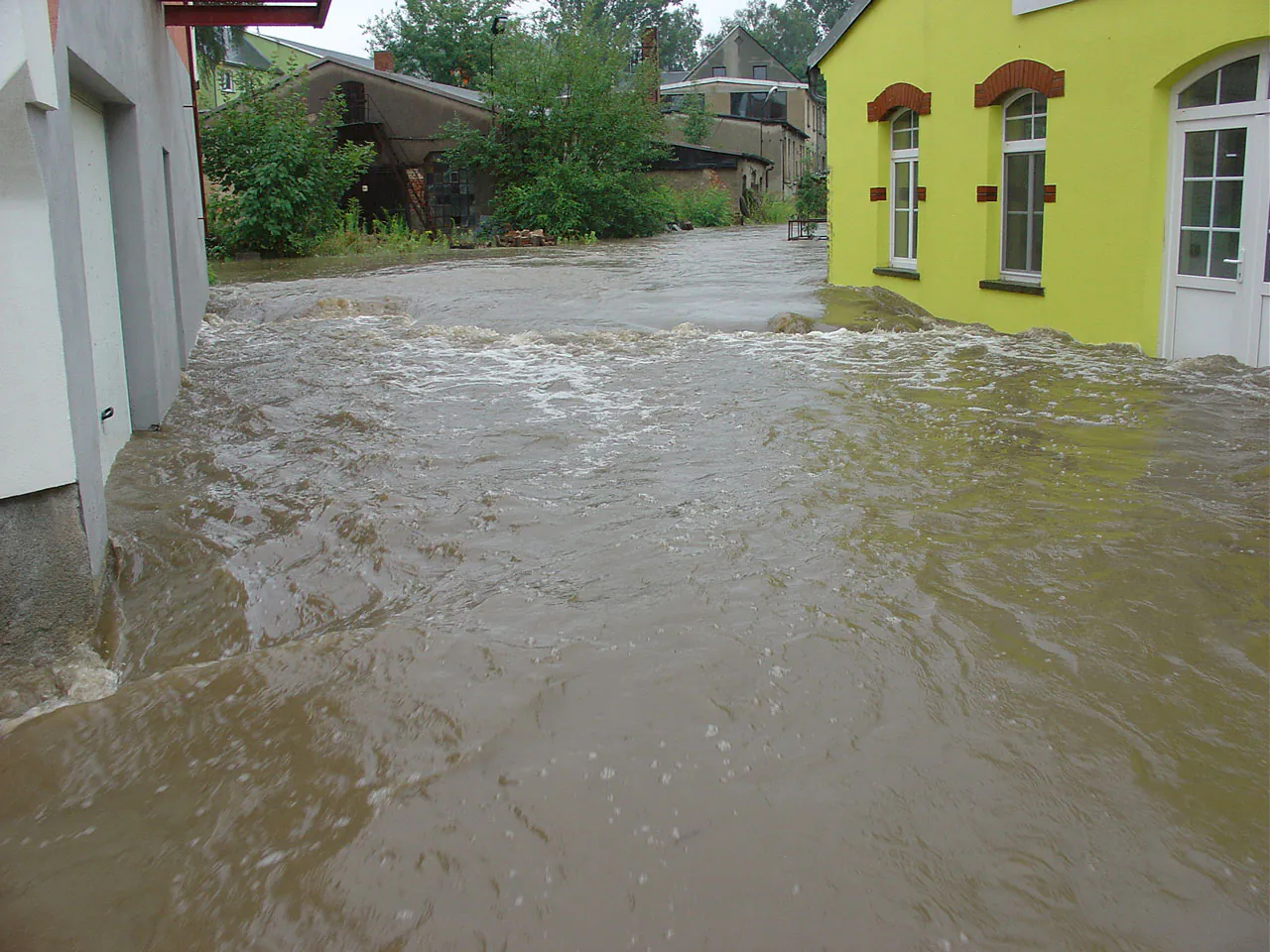 Août 2010 — l’eau atteint les bâtiments à Oppach