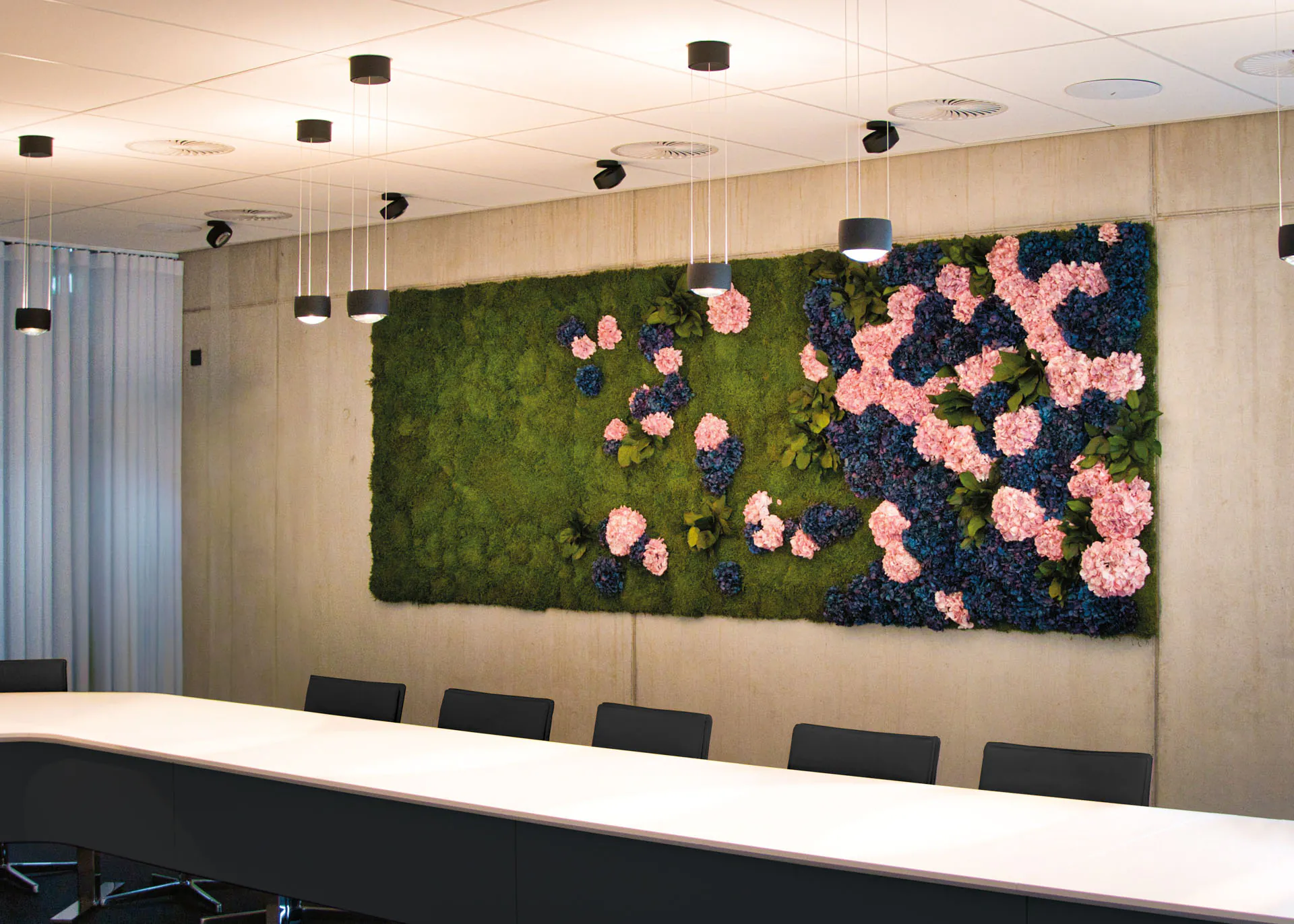 Mur végétal d’hortensias dans la salle de réunion d’un immeuble de bureaux — Aménagement végétal mural par MOOSMOOS