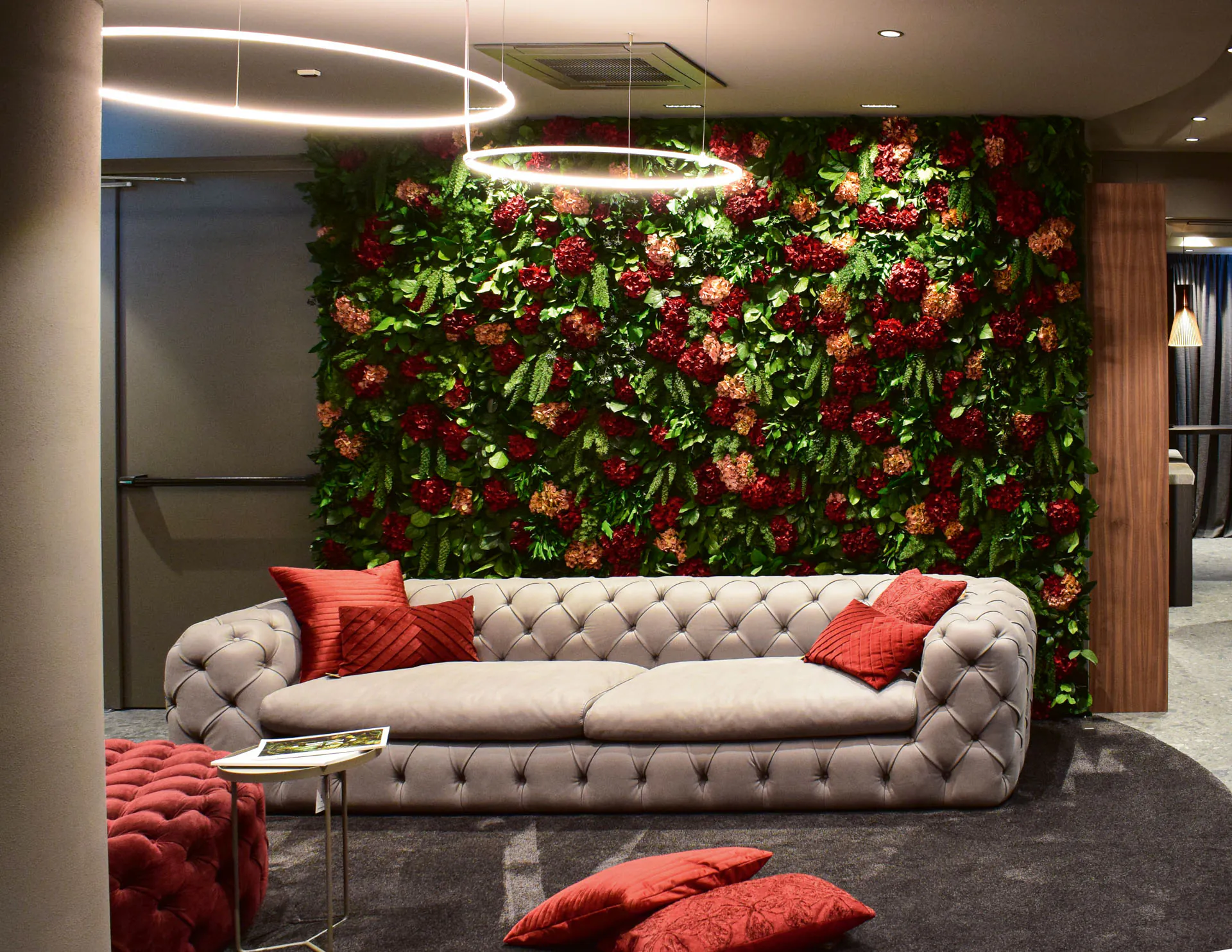 Un mur floral ne nécessitant aucun entretien dans l’espace d’accueil