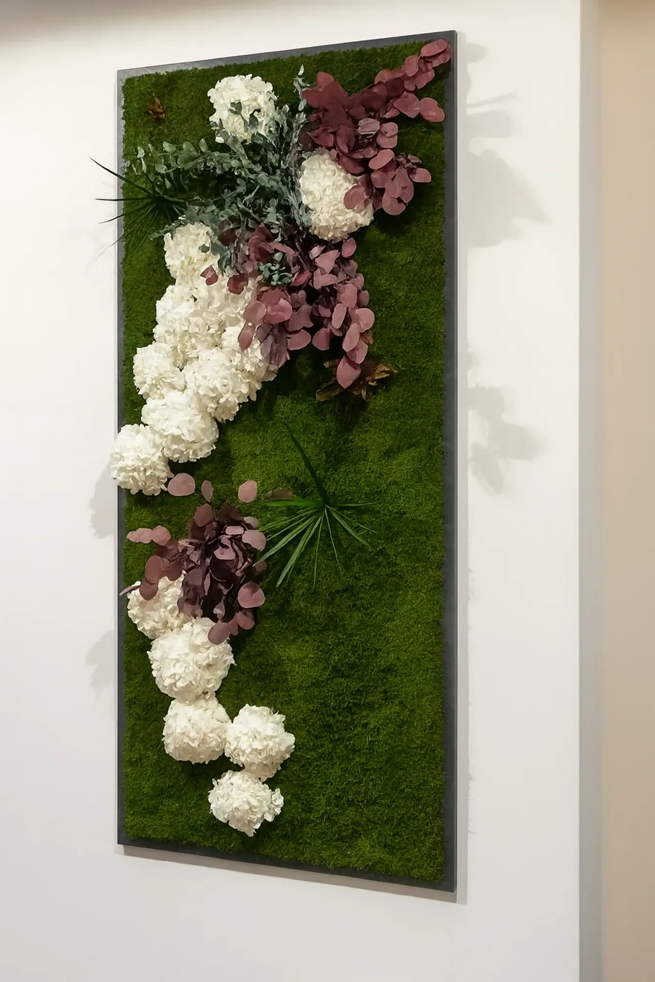 Mural fleuri, fleurs naturalisées, mur en mousse — Décoration végétale murale par MOOSMOOS