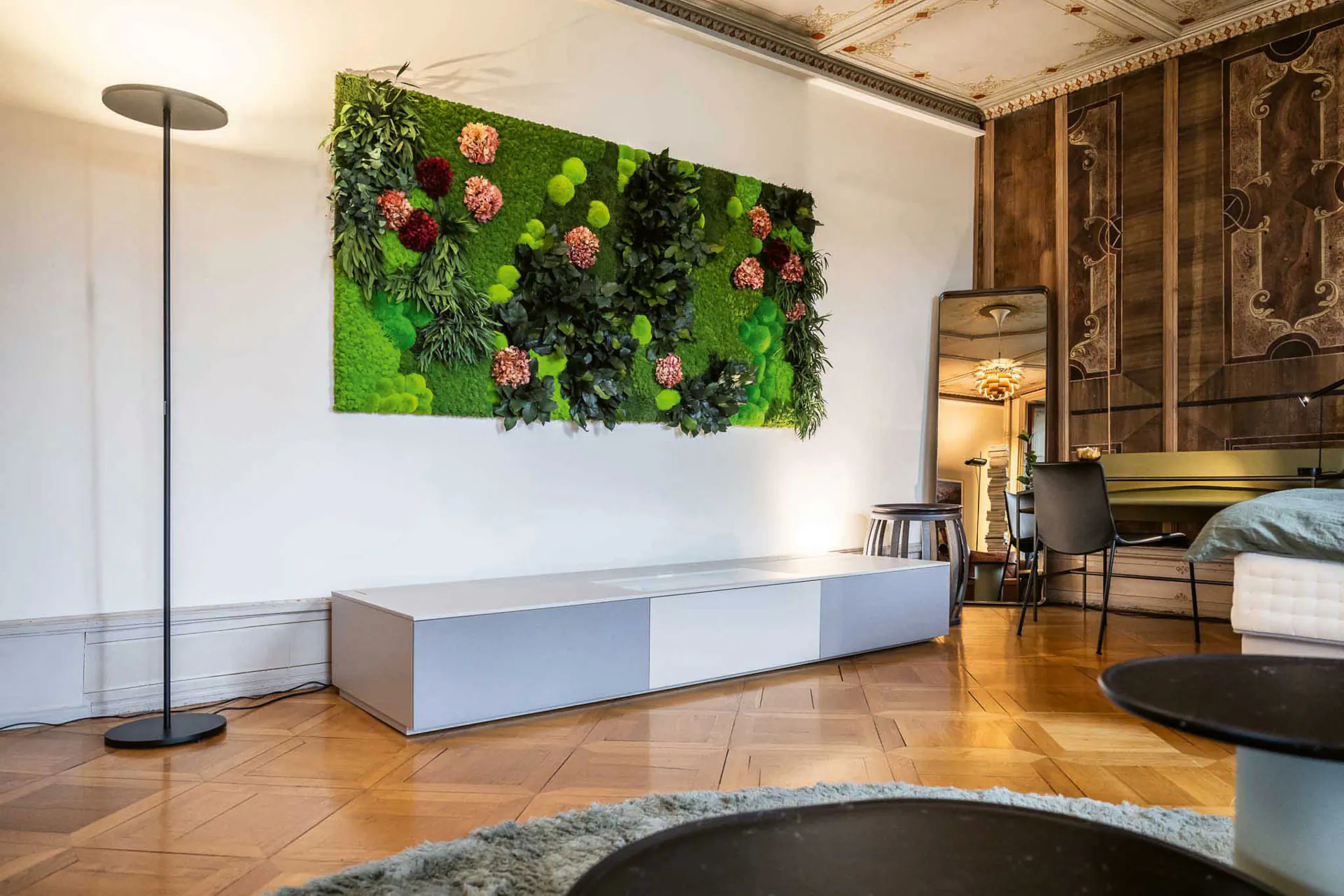 Showroom « Mur de fleurs » : aménagement intérieur moderne — végétalisation murale par MOOSMOOS