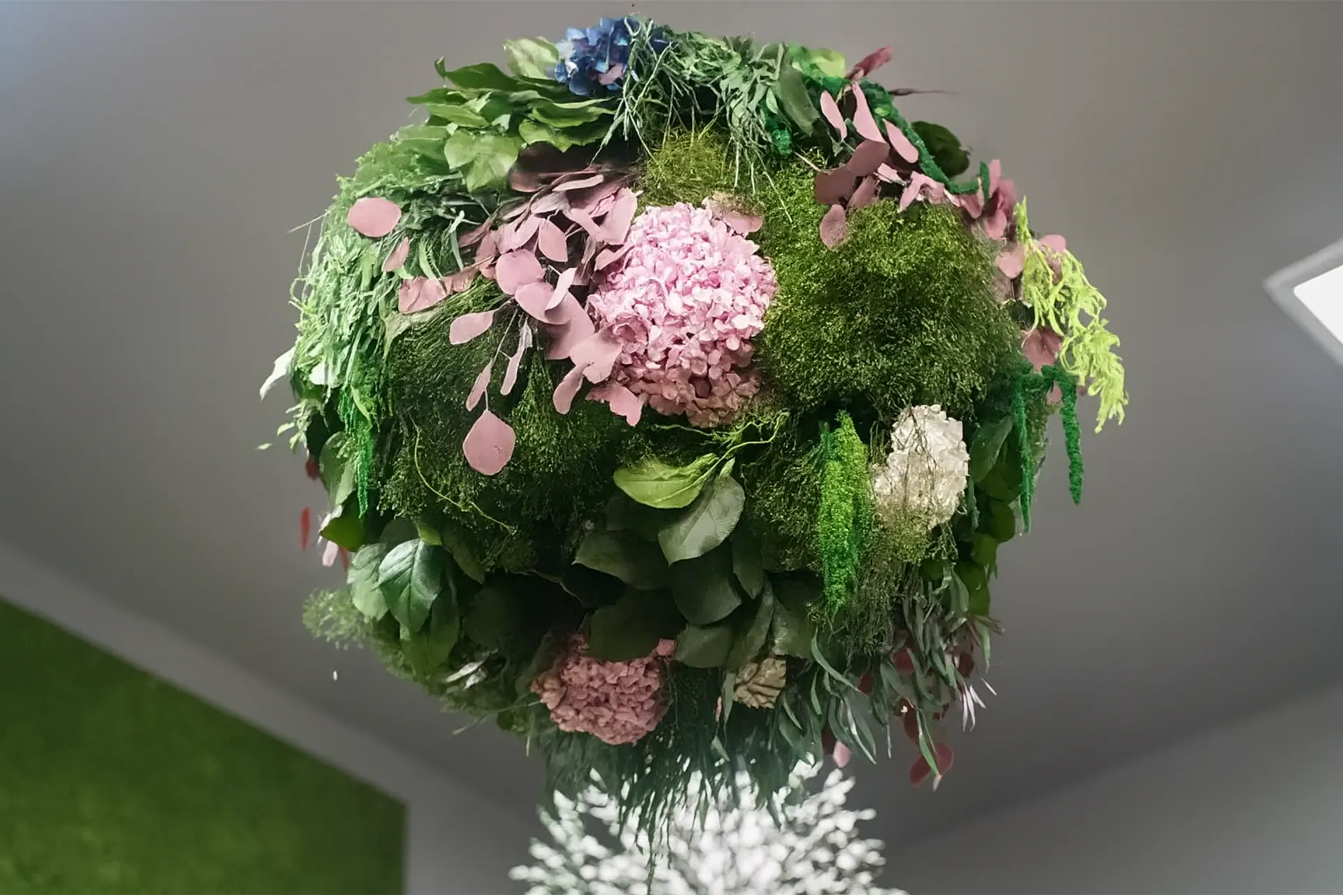 Hanging Garden : installation suspendue de mousse et de fleurs — végétalisation de plafond par MOOSMOOS