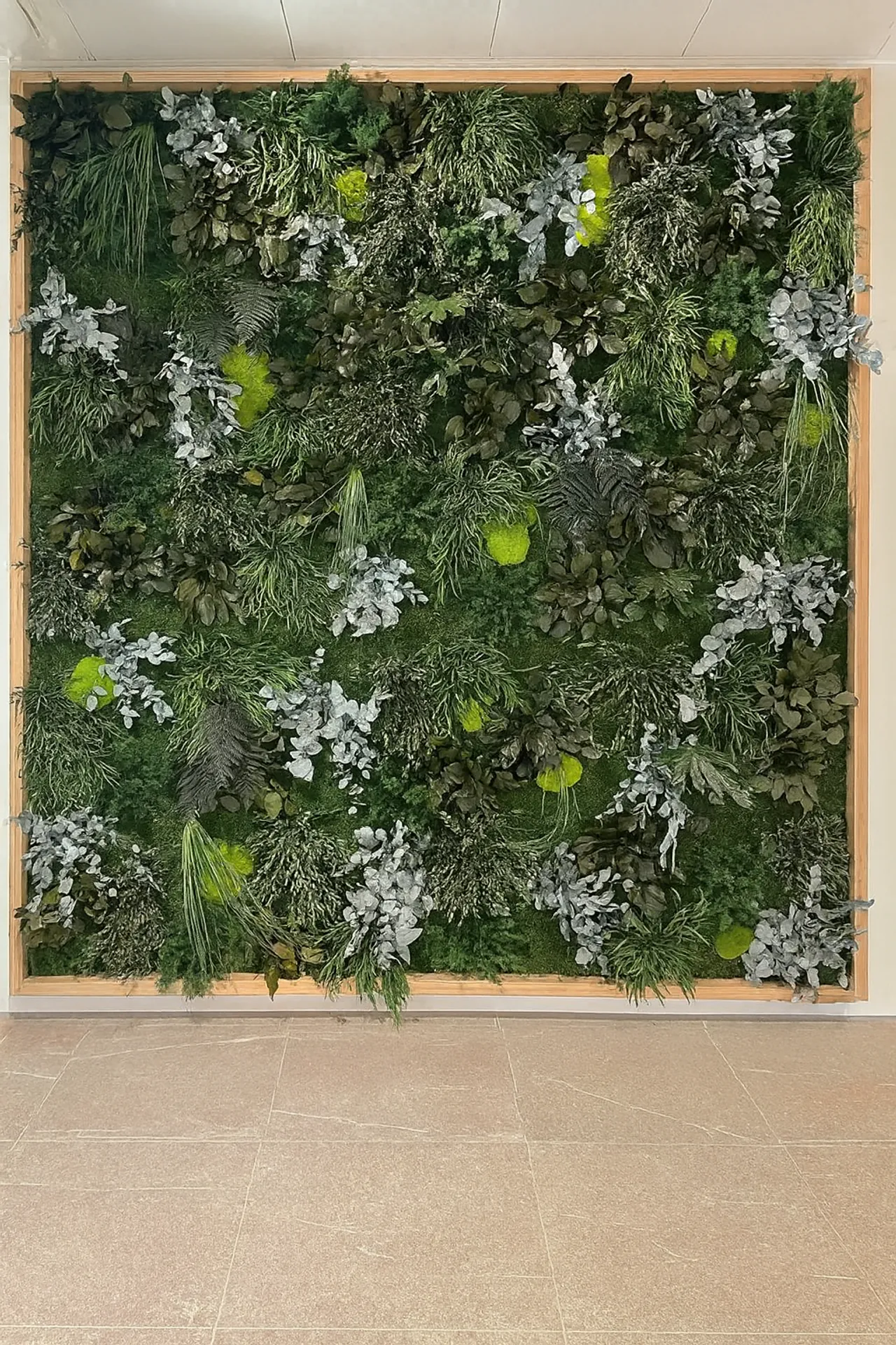 Mur en mousse « Moderne » pour espace de bureau, vert et blanc — Aménagement végétal mural par MOOSMOOS