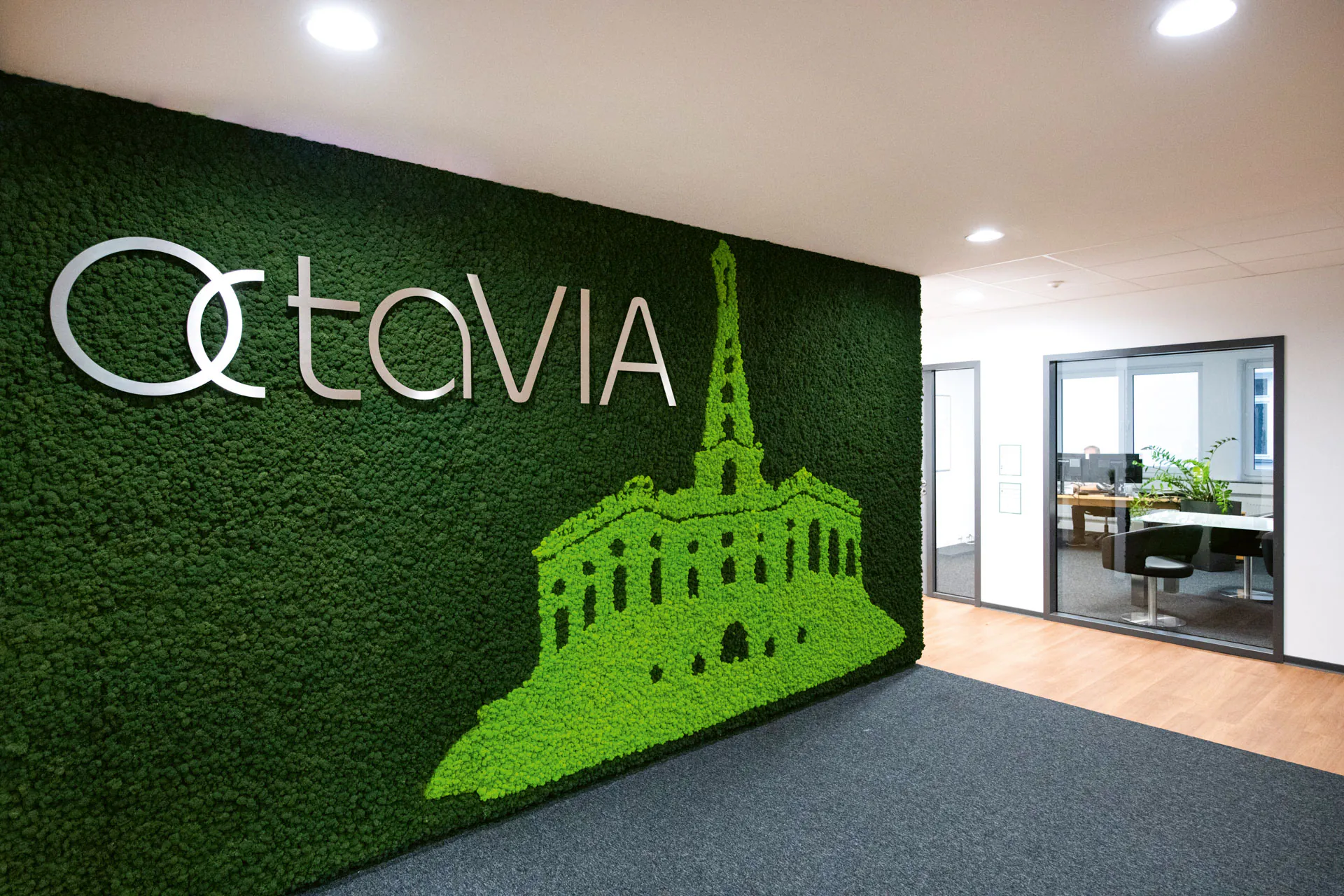 Tableau en mousse avec logo dans le hall d’accueil d’un bureau moderne