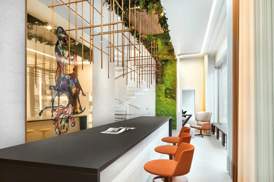 Un plafond en mousse « Green Heaven » au-dessus d’un espace d’accueil moderne