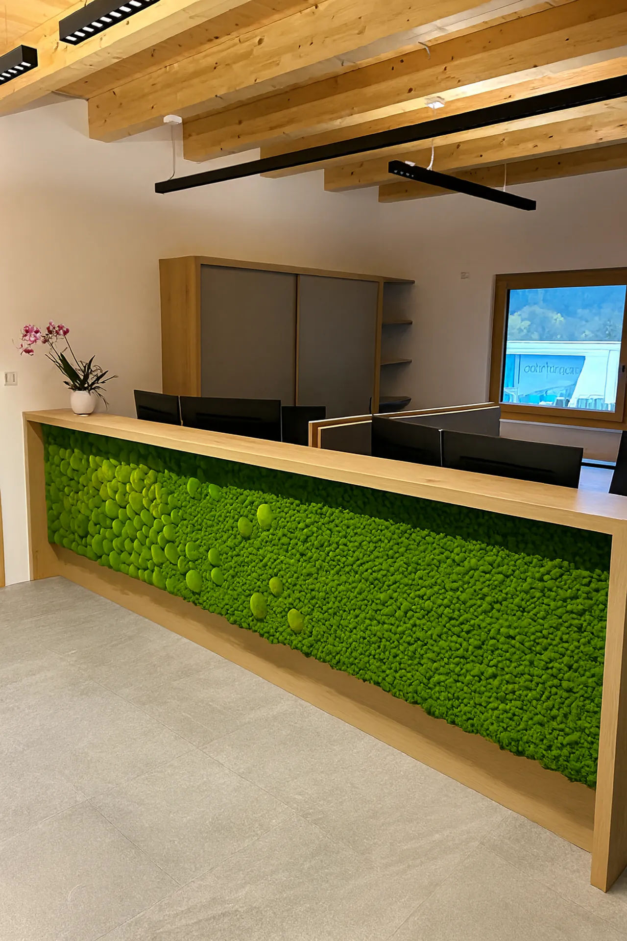 Mur en mousse dans le hall d’accueil d’un bureau – Architecture moderne — Aménagement végétal mural par MOOSMOOS