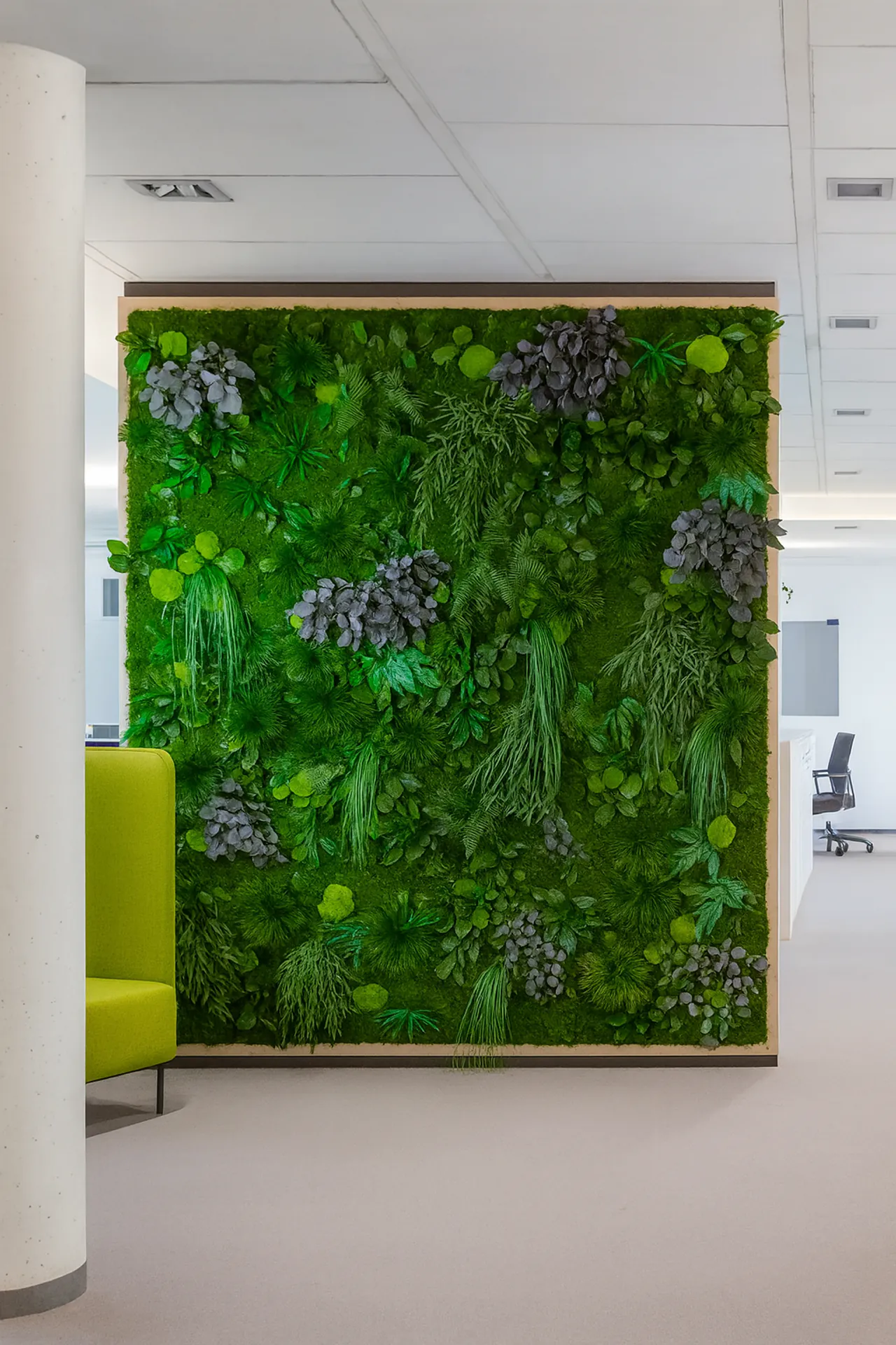 Mur en mousse pour une réception de bureau moderne — Aménagement végétal mural par MOOSMOOS