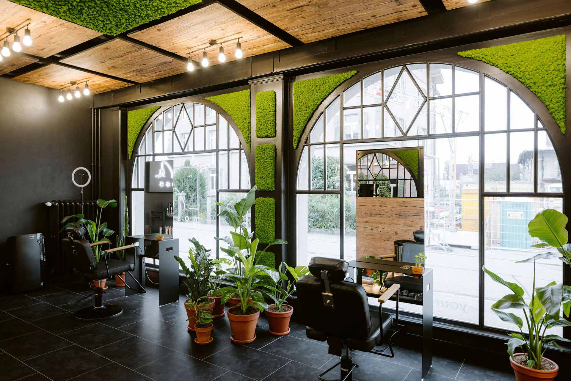 Un mur en mousse dans un espace lounge moderne au bureau