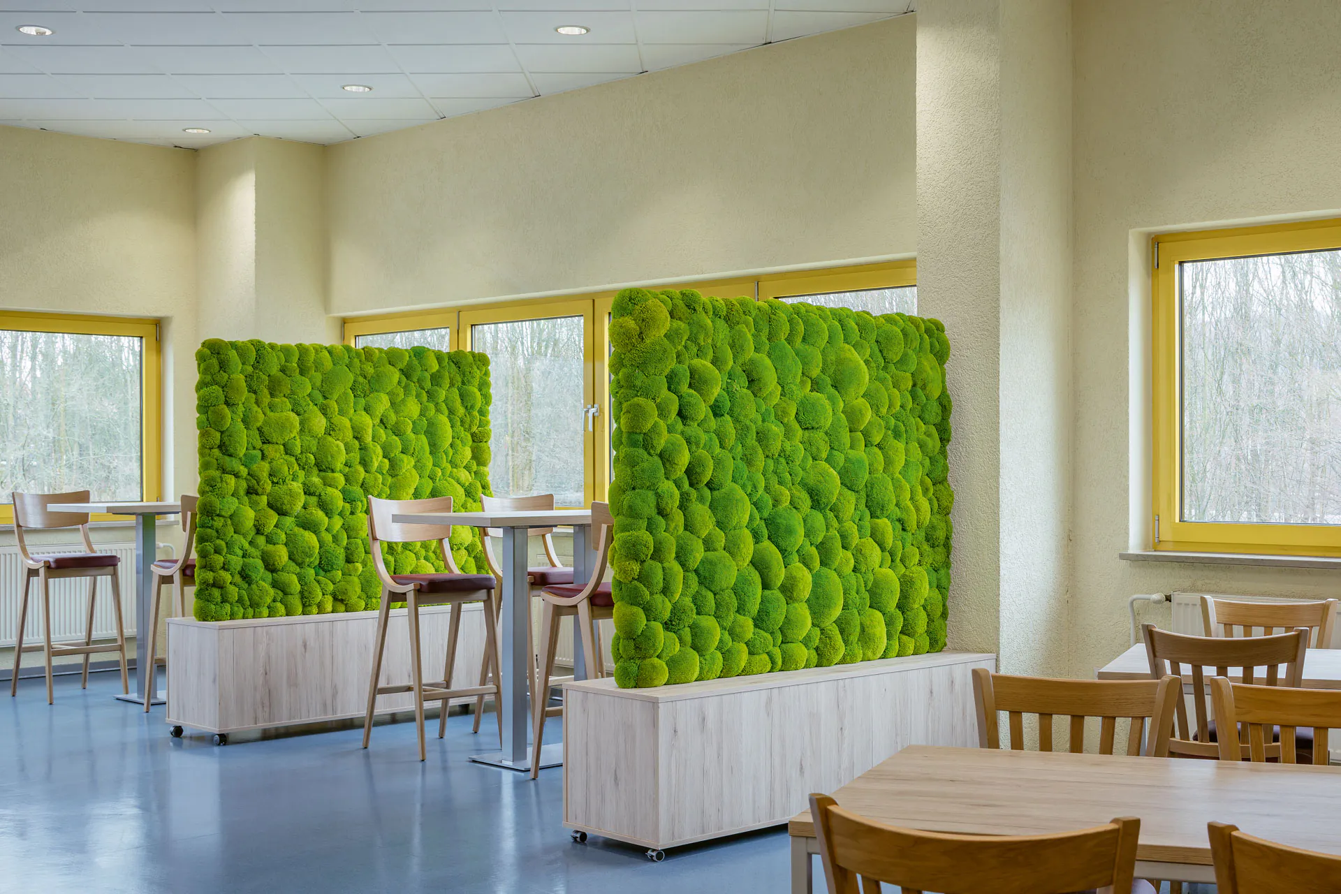 Colonne acoustique verte en mousse dans un bureau moderne