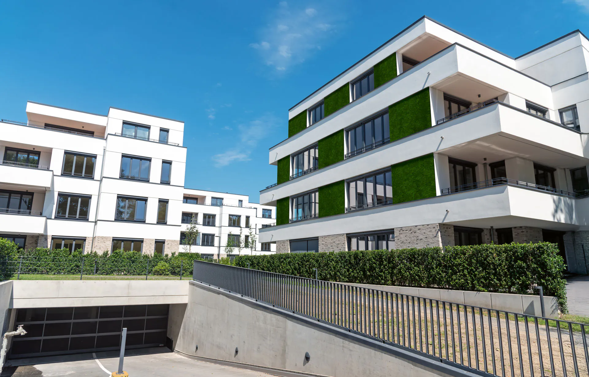 Façade recouverte de mousse sur un complexe résidentiel moderne