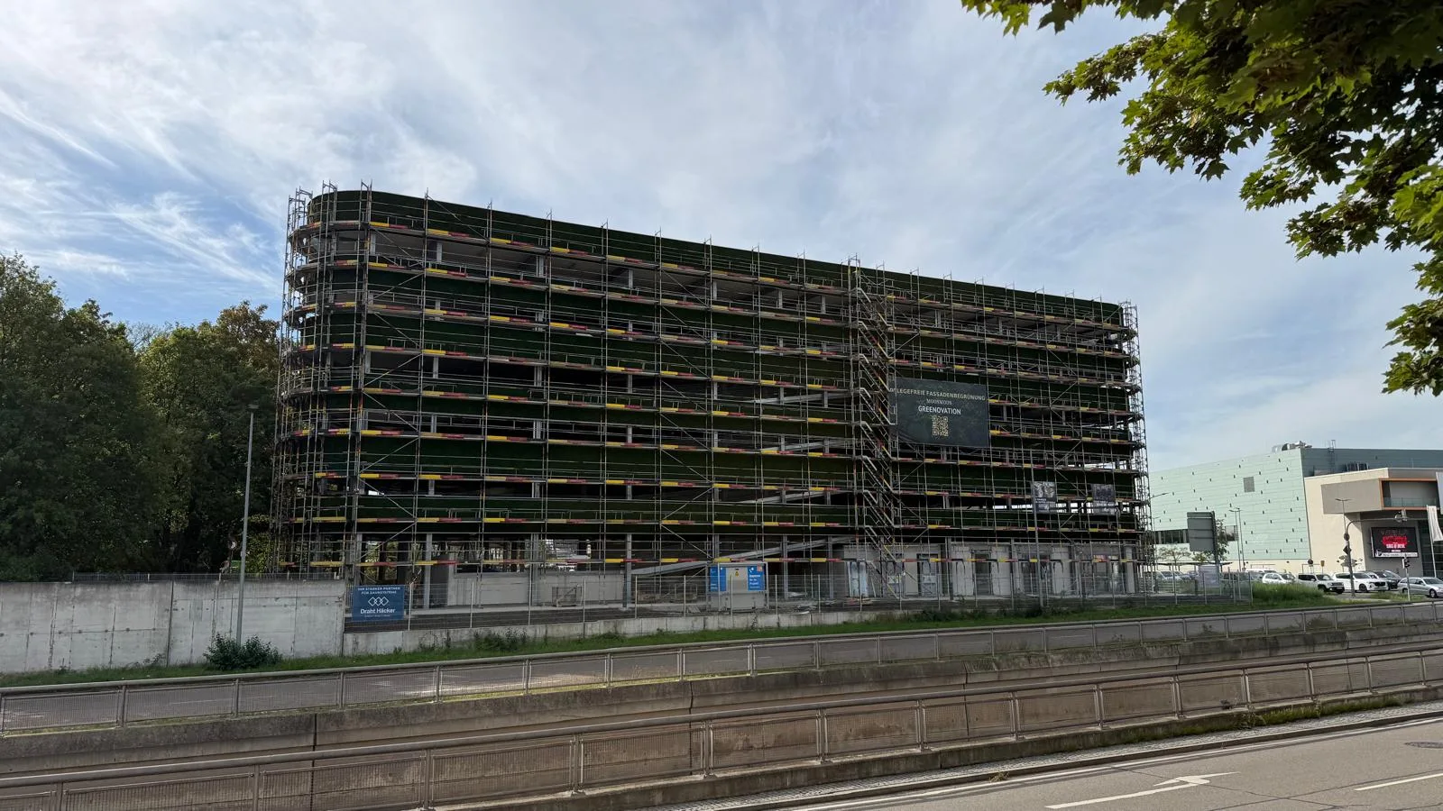 L’installation de la façade végétalisée sur le parking de Neu-Ulm