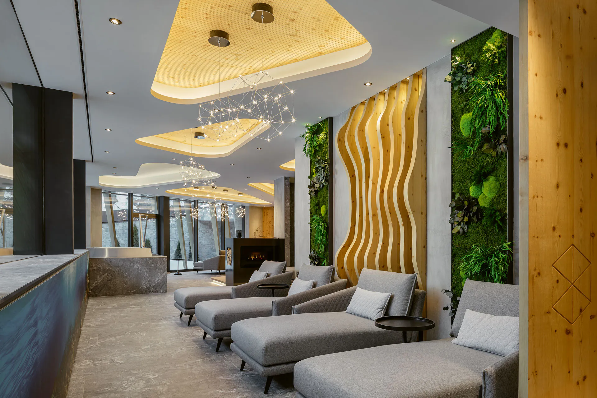 Un mur de fleurs dans le spa de l’hôtel — une touche de nature sans entretien dans l’espace bien-être