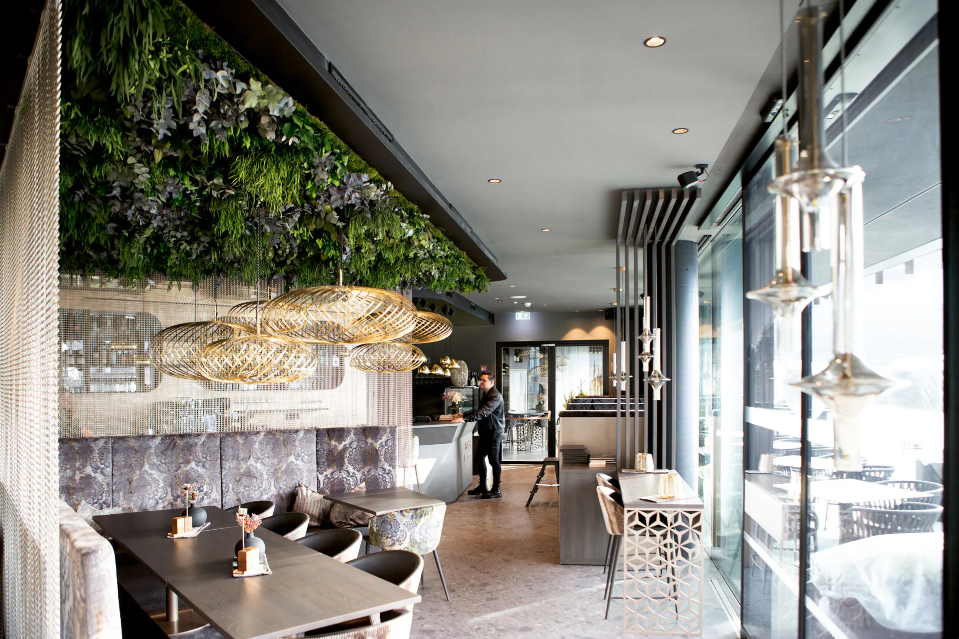 De la mousse au-dessus de la tête — Végétalisation des plafonds · Restaurant