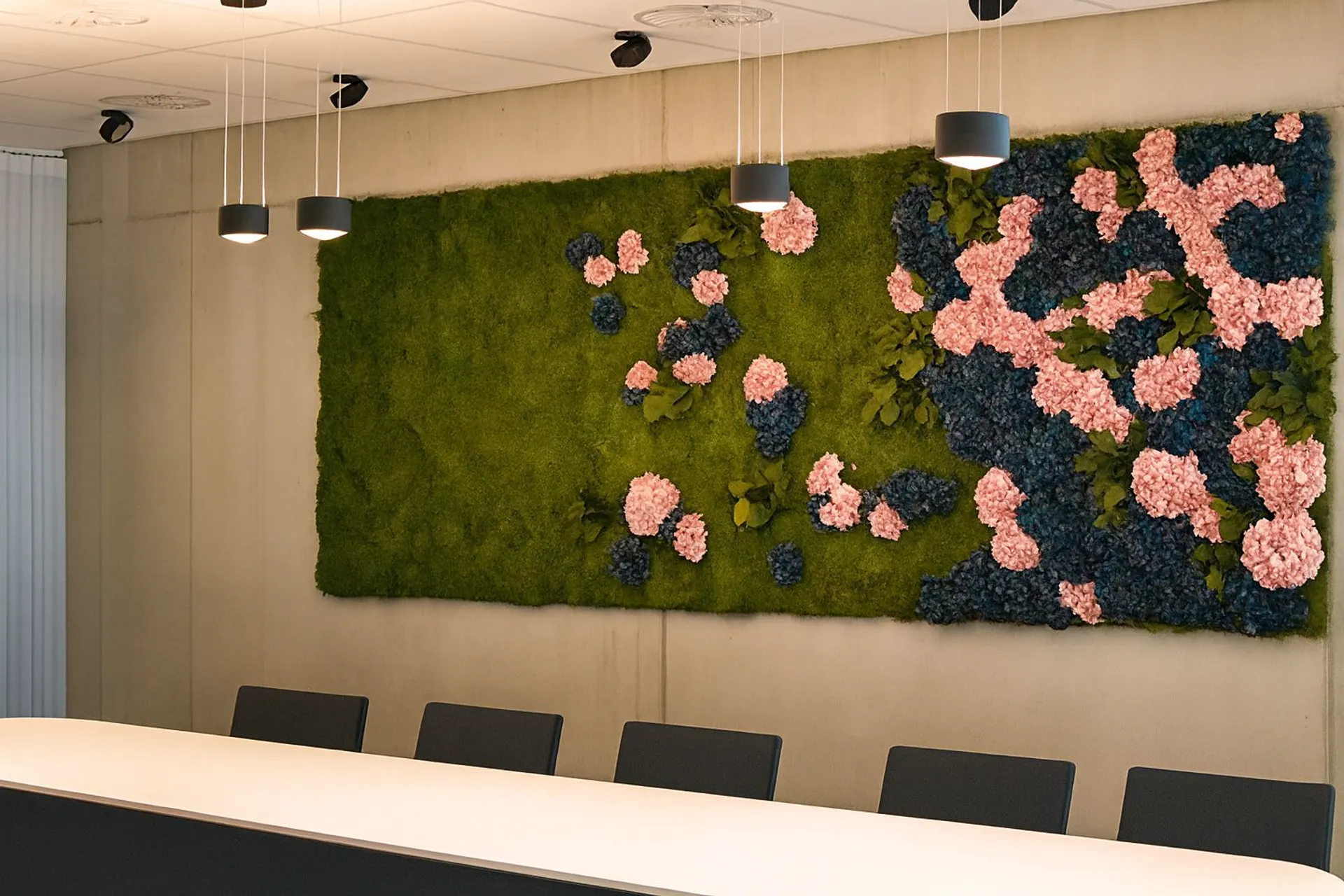 Mur végétal pour salle de réunion – Aménagement végétal de bureau — Mur végétal par MOOSMOOS
