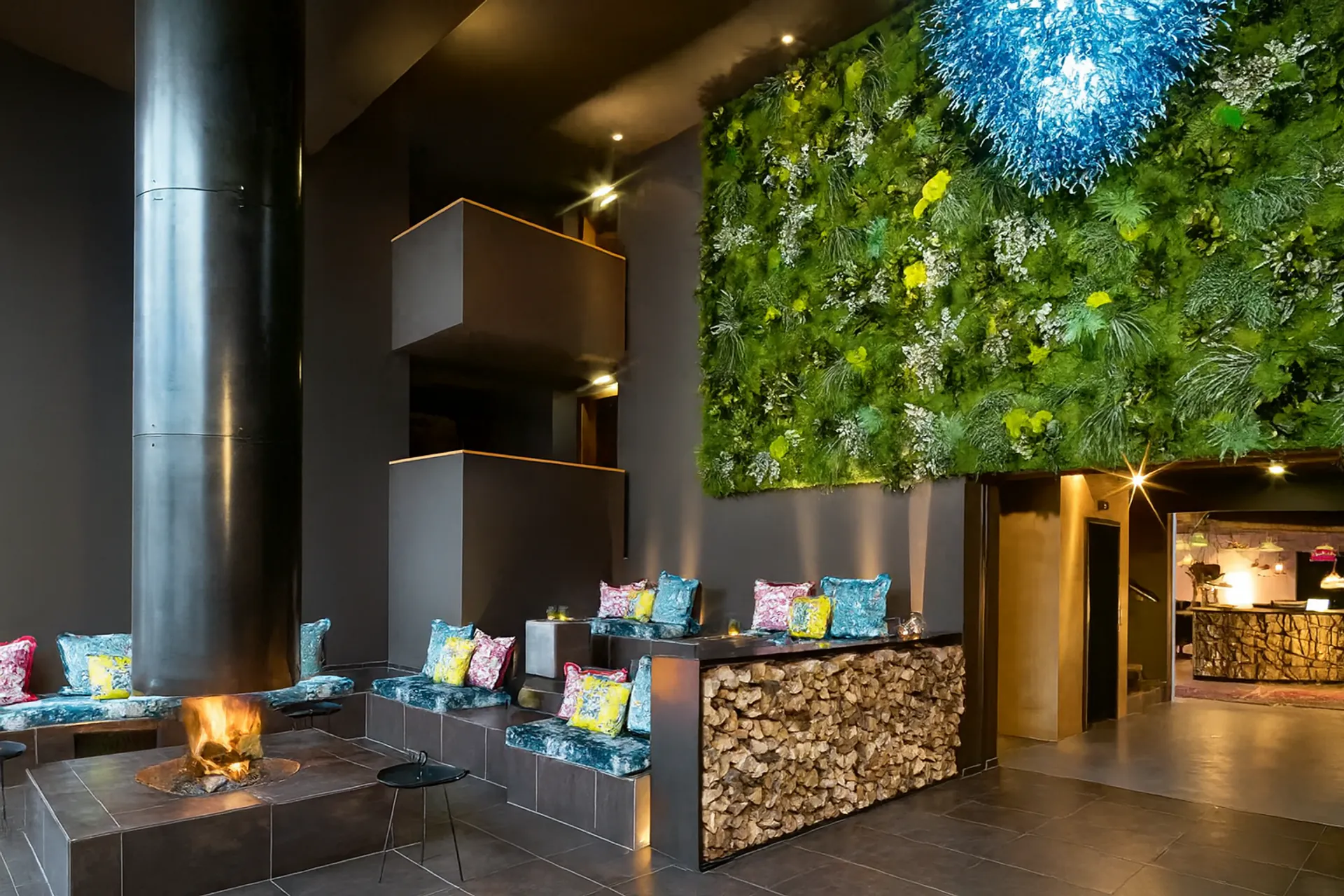 Hôtel Botanical Sky Lobby Hanging Garden — Aménagement végétal au plafond par MOOSMOOS