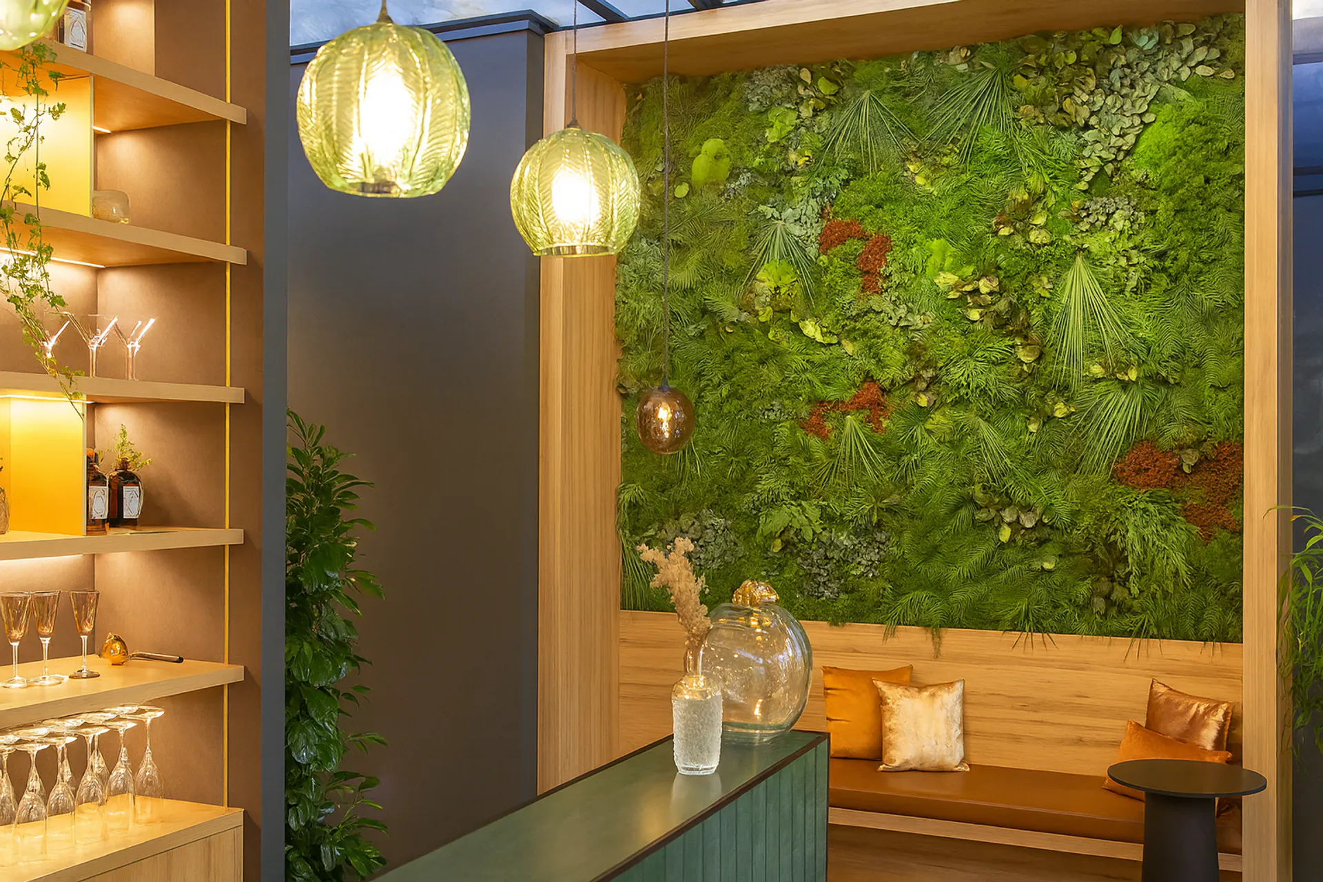Showroom Hanging Garden Lounge — Végétalisation des plafonds par MOOSMOOS