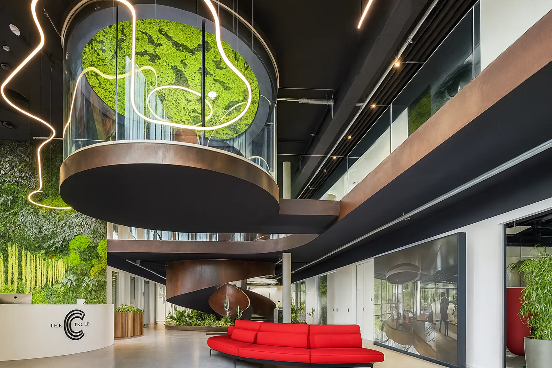 Hanging Garden : hall d’accueil moderne — végétalisation du plafond par MOOSMOOS
