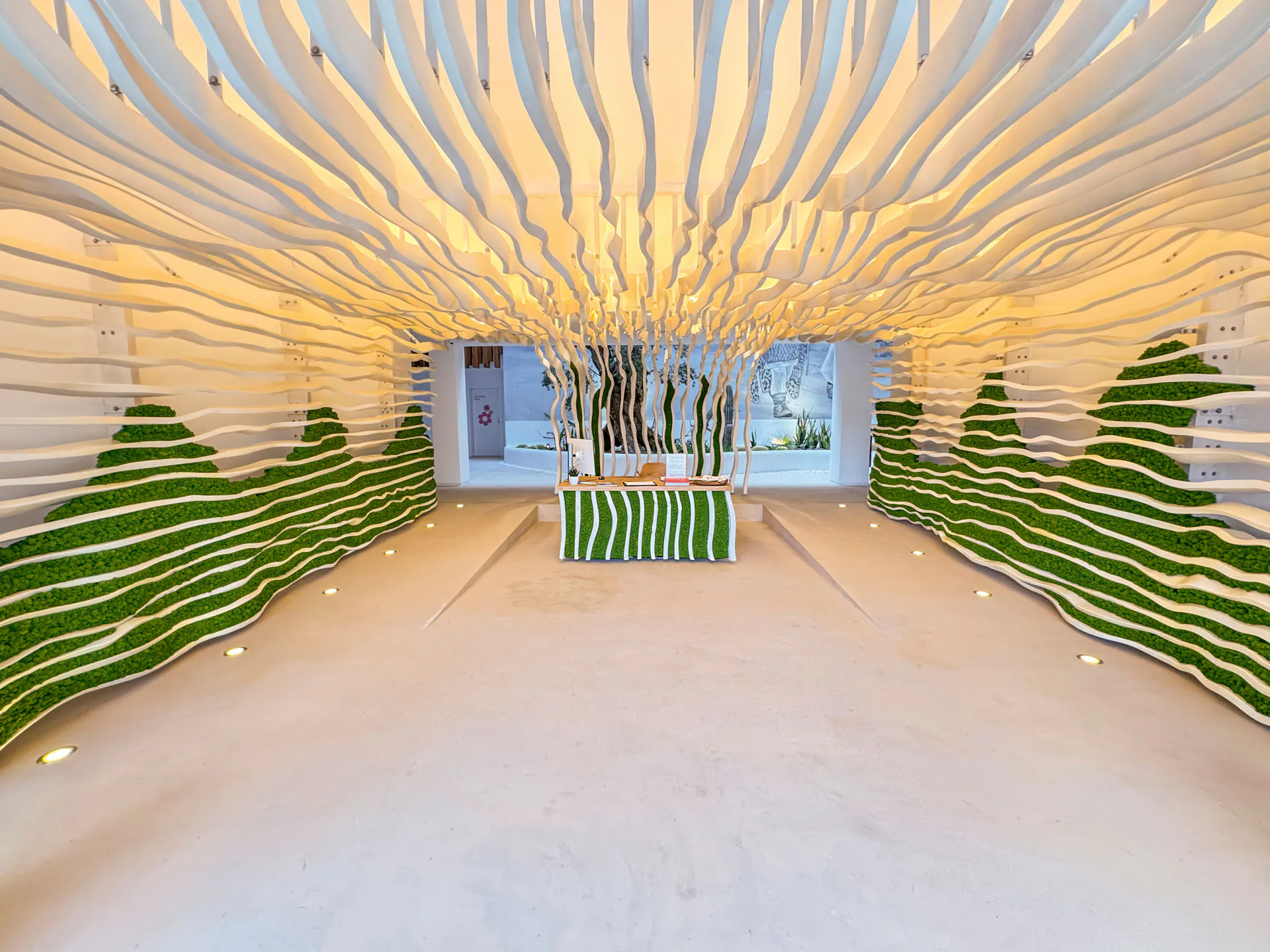 Un mur en mousse dans l’espace d’exposition d’un showroom