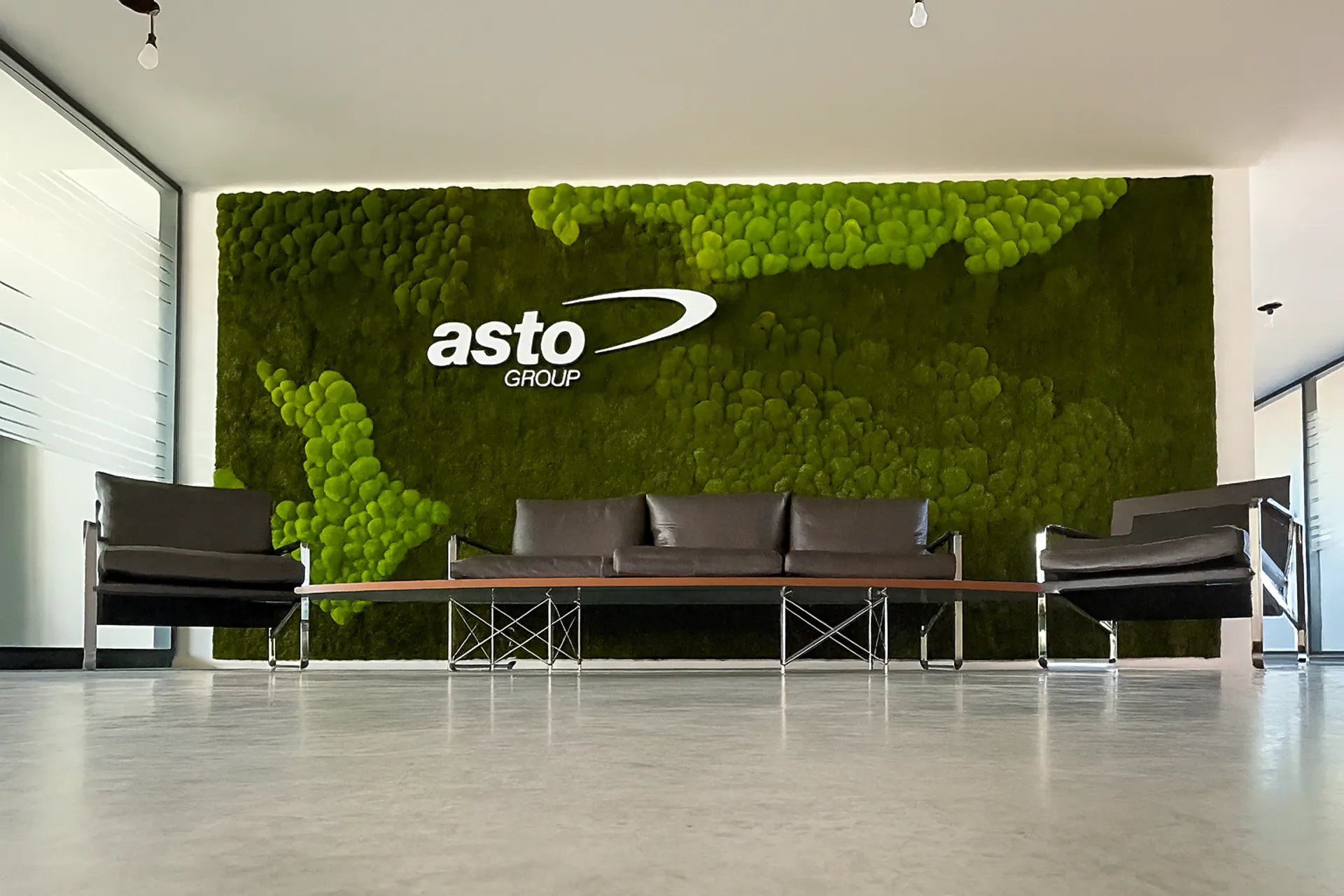 Logo de l’entreprise réalisé en mousse naturalisée, apposé sur un mur d’accueil