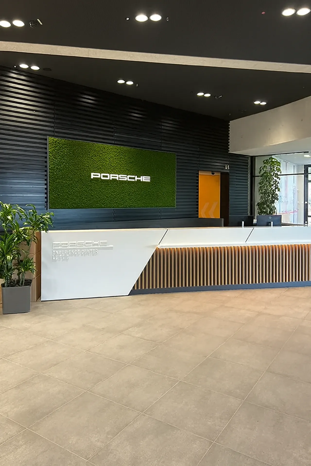 Logo en mousse du showroom d’accueil Porsche — Logo en mousse par MOOSMOOS