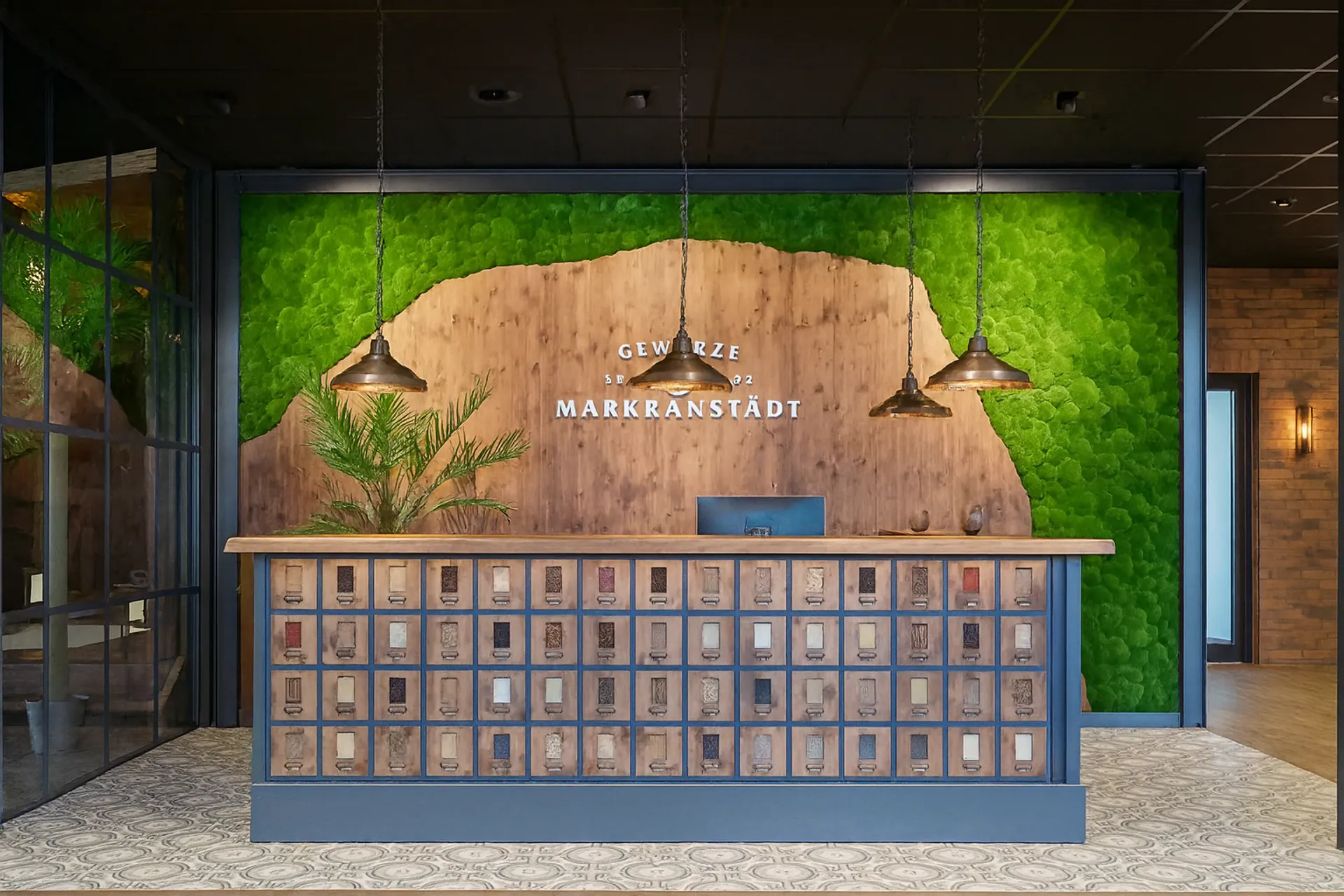 Logo « Logo aus Moos » à l’accueil du showroom de Markranstädt — Logo « Logo aus Moos » de MOOSMOOS
