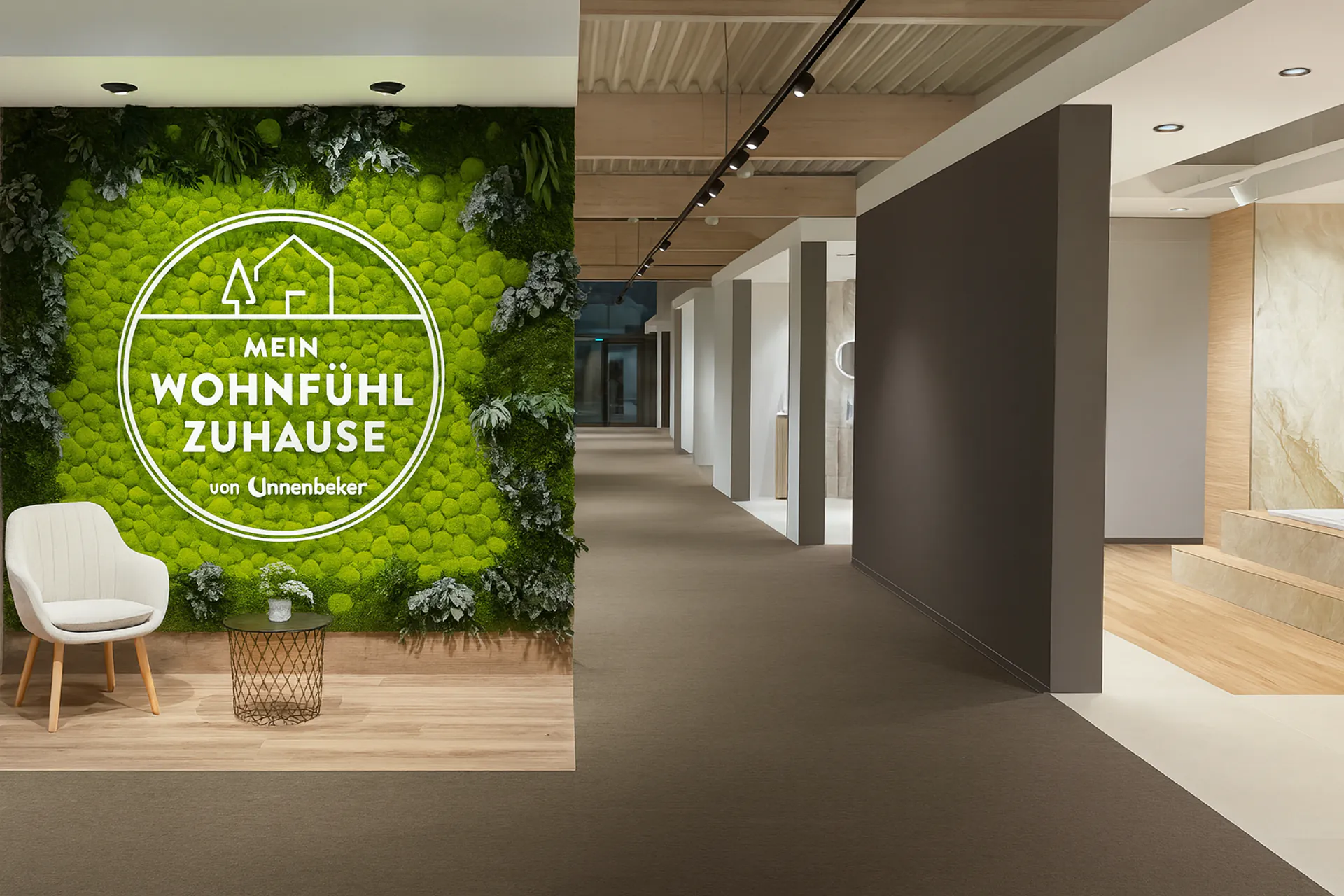 Logo « Moos » dans le hall d’accueil du showroom Unnenberger — Logo « Moos » de MOOSMOOS