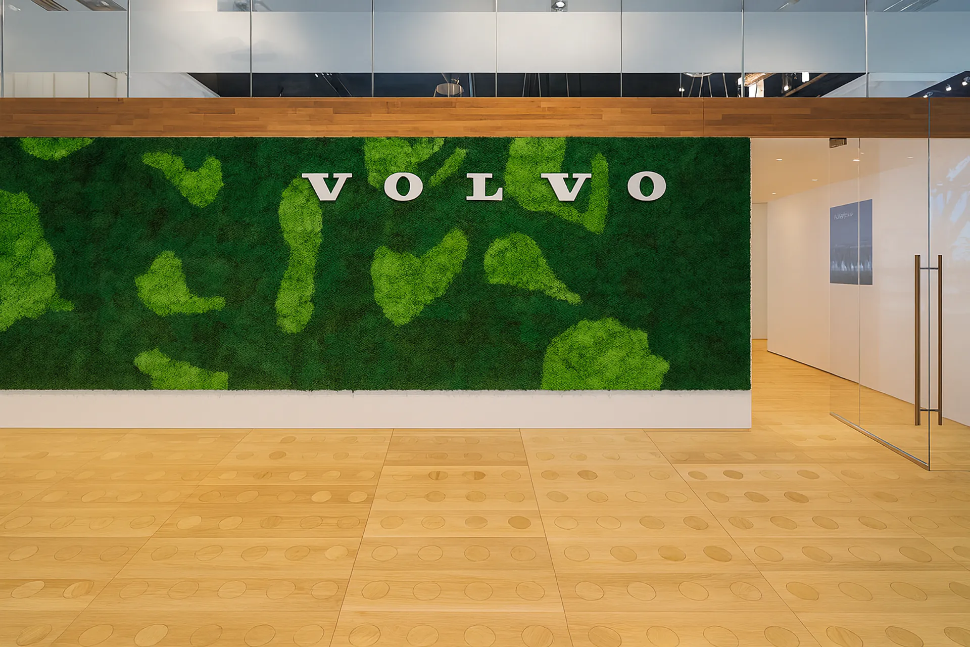 Logo en mousse pour le stand Volvo — Logo en mousse par MOOSMOOS