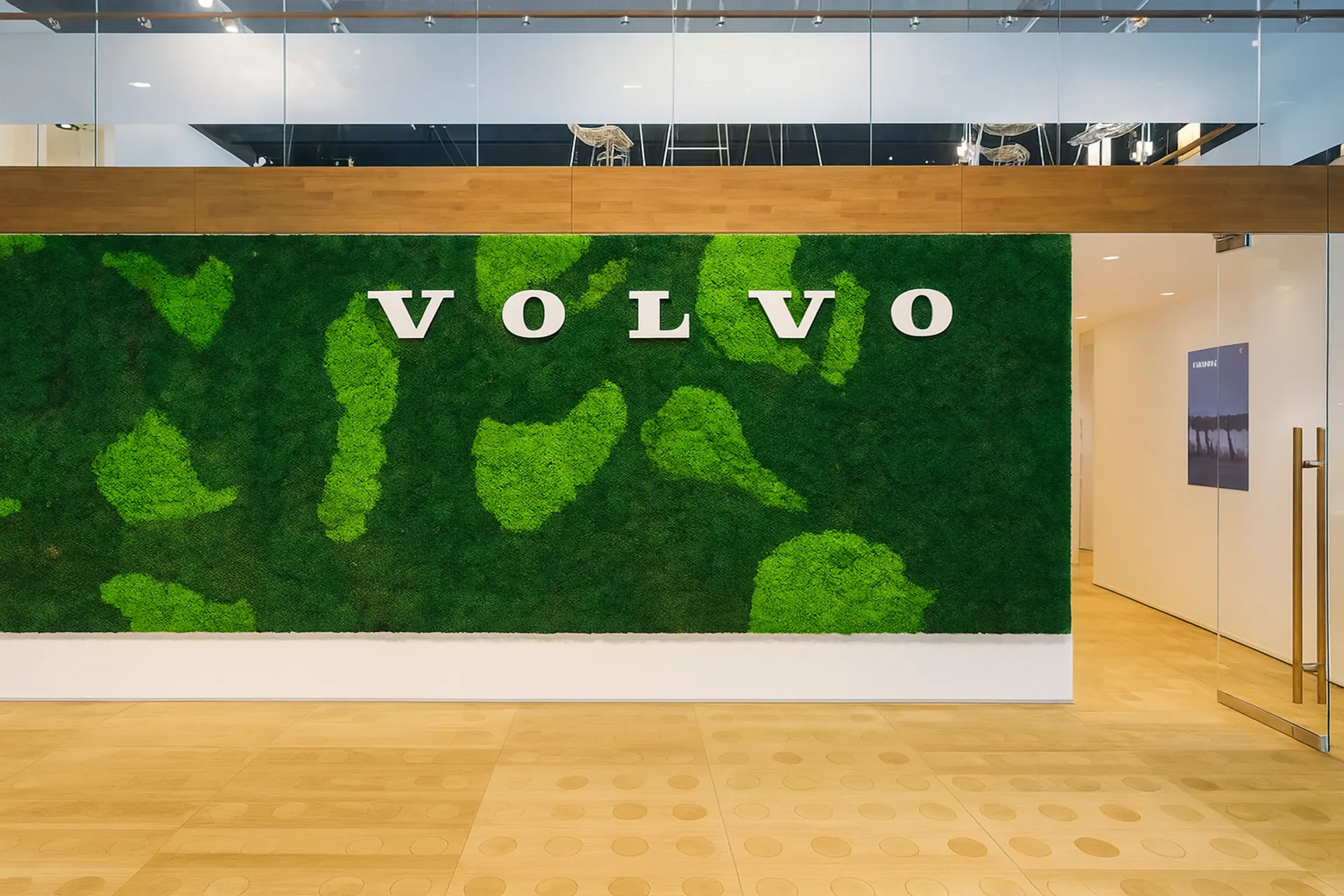 Logo en mousse à l’accueil du showroom Volvo — Logo en mousse par MOOSMOOS