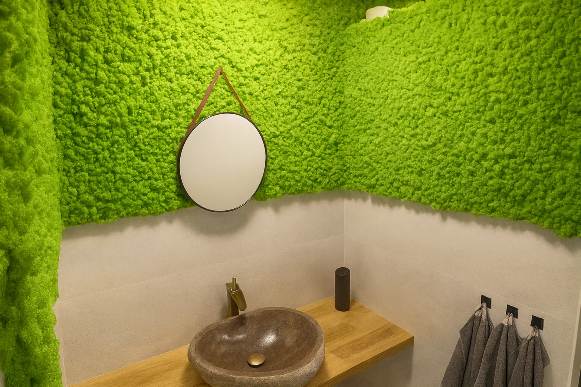 Mur en mousse pour salle de bains et espace de toilette — Aménagement végétal mural par MOOSMOOS