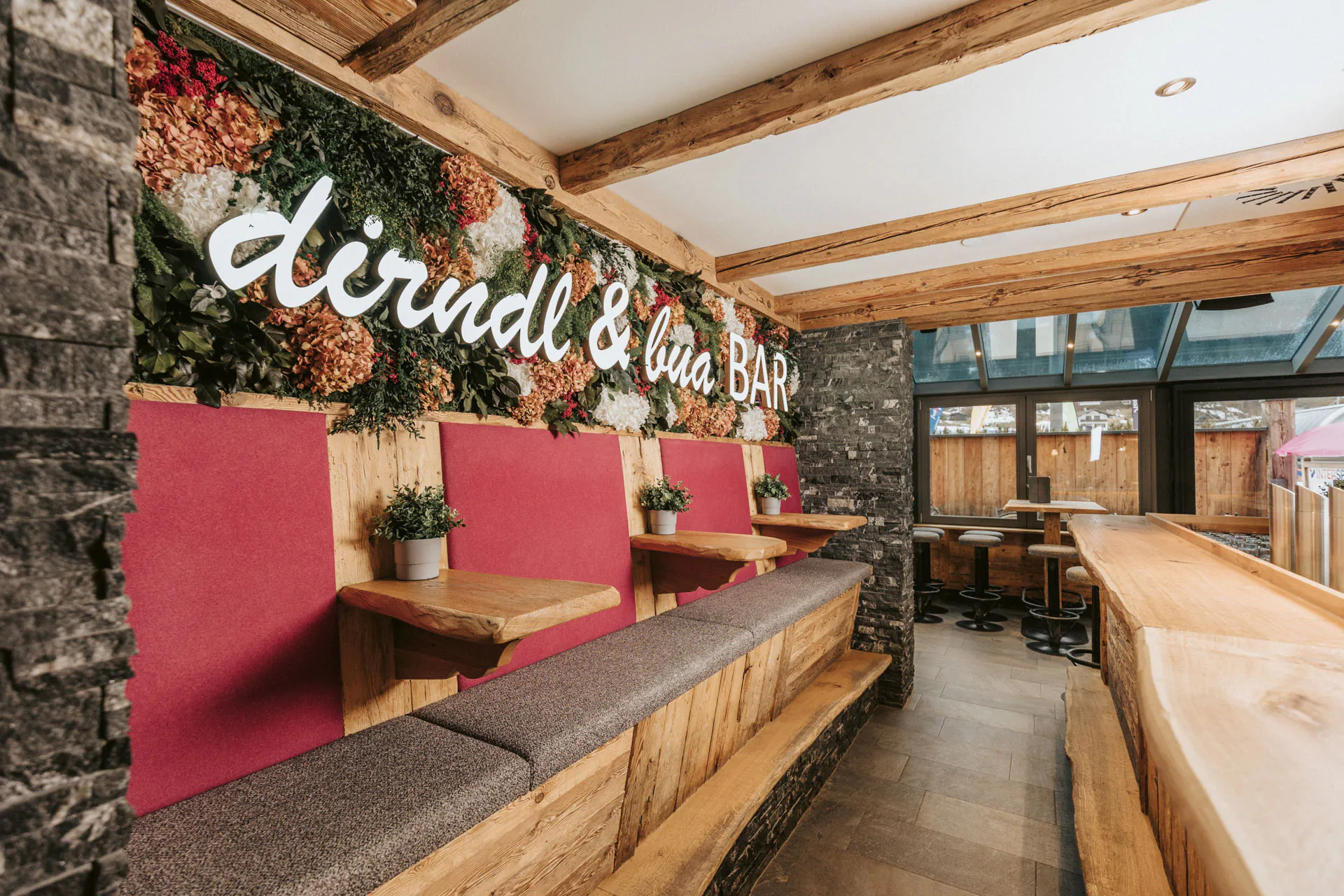 Mur en mousse au bar — Végétalisation murale · Restauration