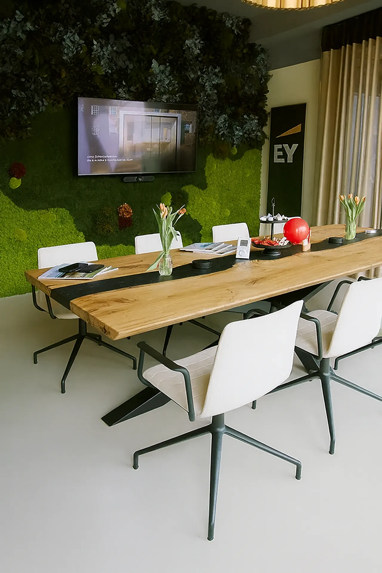 Mur en mousse « Modern » pour salle de réunion — Végétalisation murale par MOOSMOOS