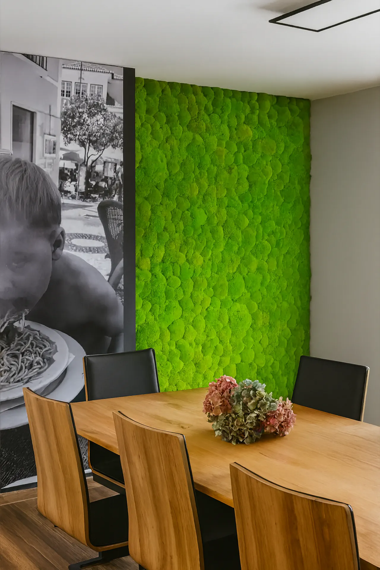 Mur en mousse dans une salle de réunion de bureau — Aménagement moderne — Végétalisation murale par MOOSMOOS
