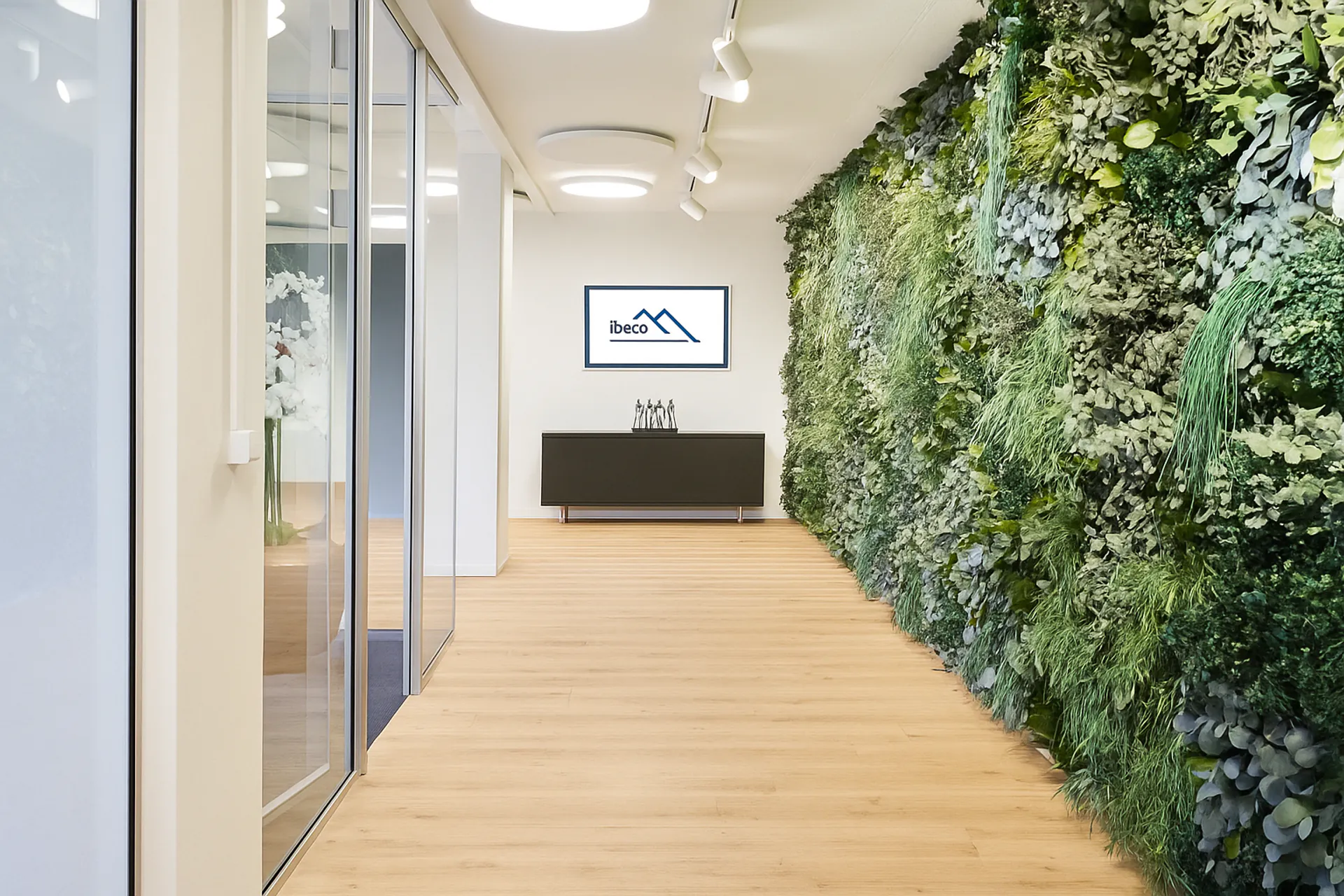 Mur en mousse pour la réception d’un bureau — Aménagement végétal mural par MOOSMOOS