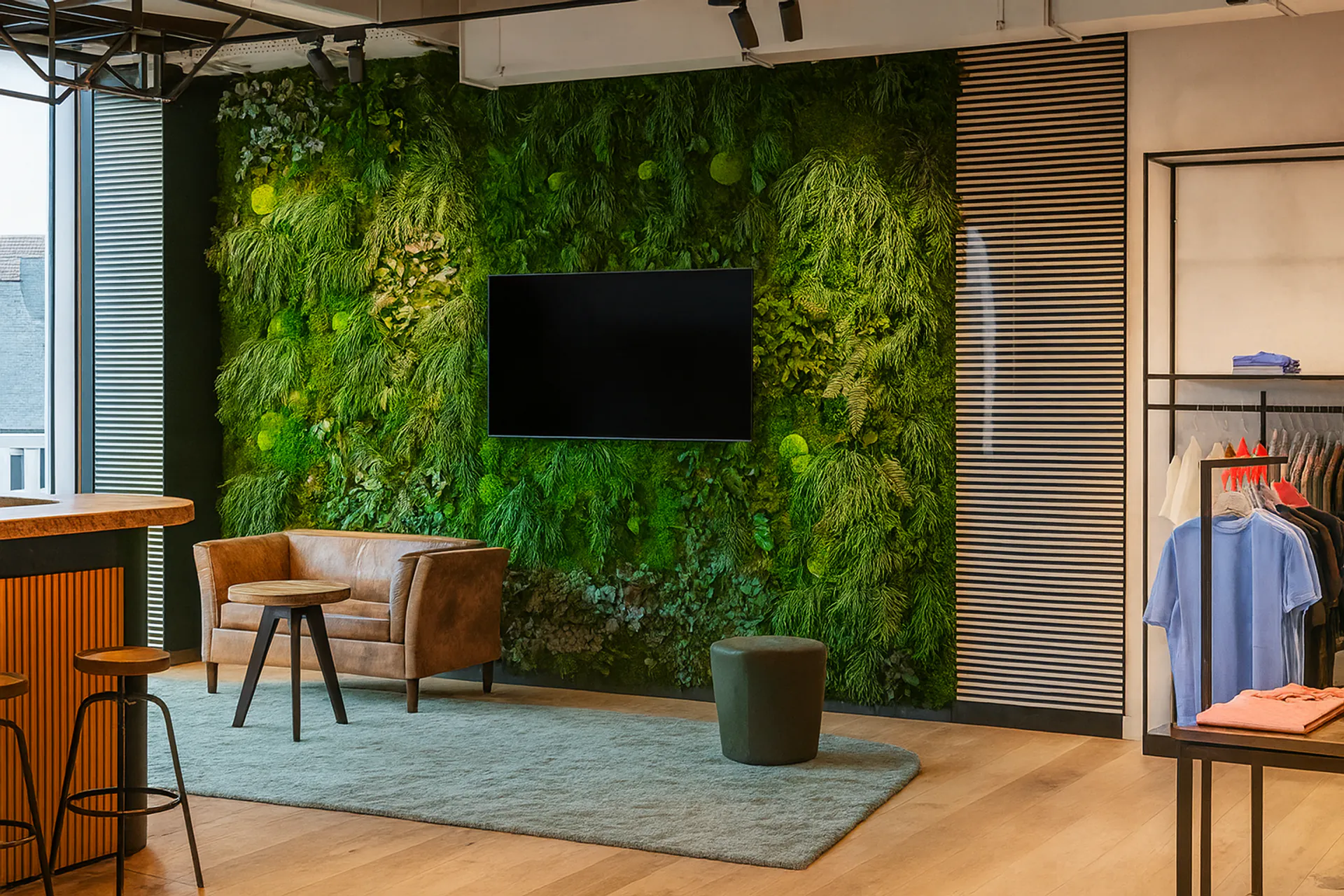 Mur en mousse de MOOSMOOS dans un espace d’accueil de bureau moderne — Référence pour l’appel d’offres