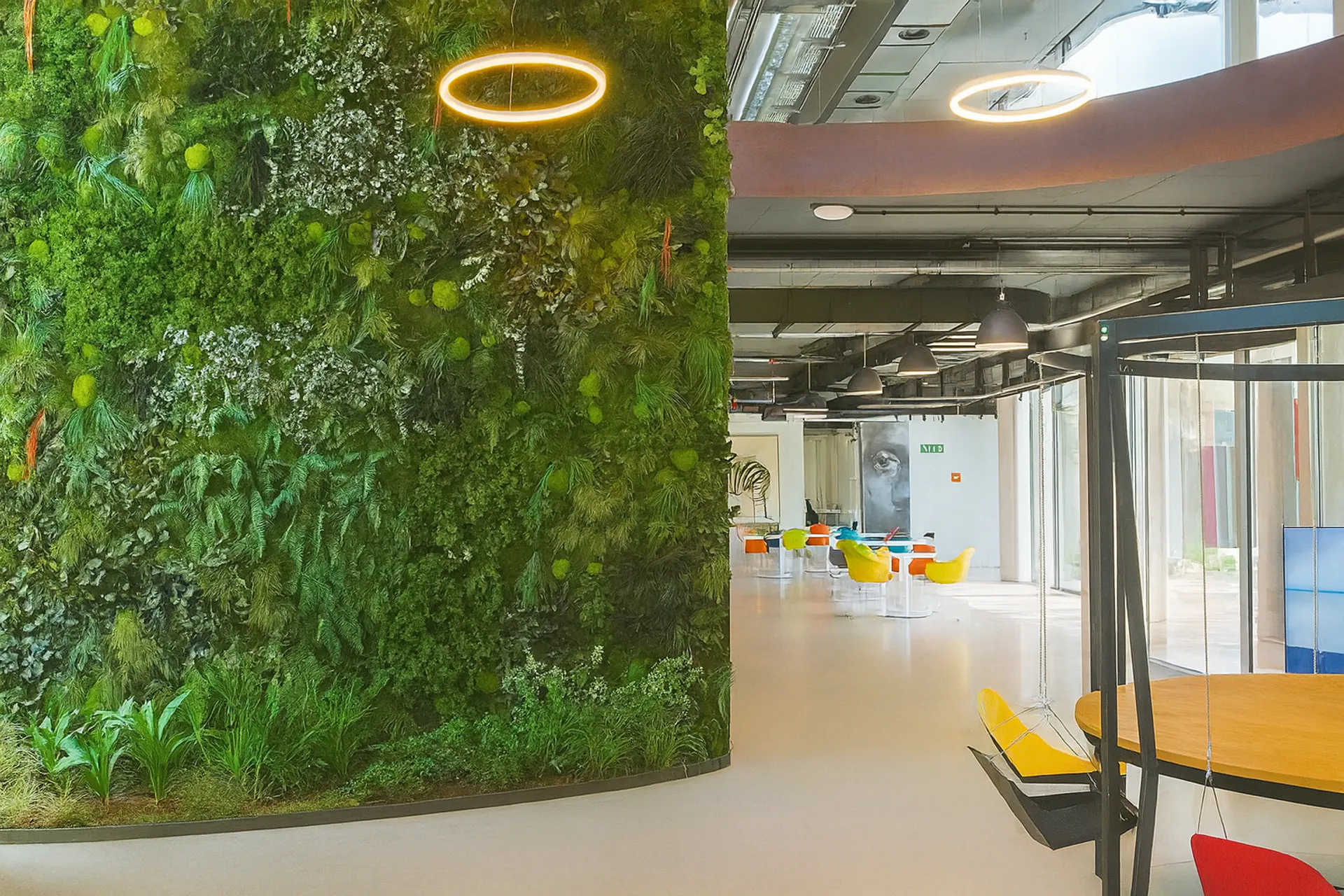 Mur en mousse pour bureau et réception : un environnement de travail moderne — Aménagement végétal mural par MOOSMOOS