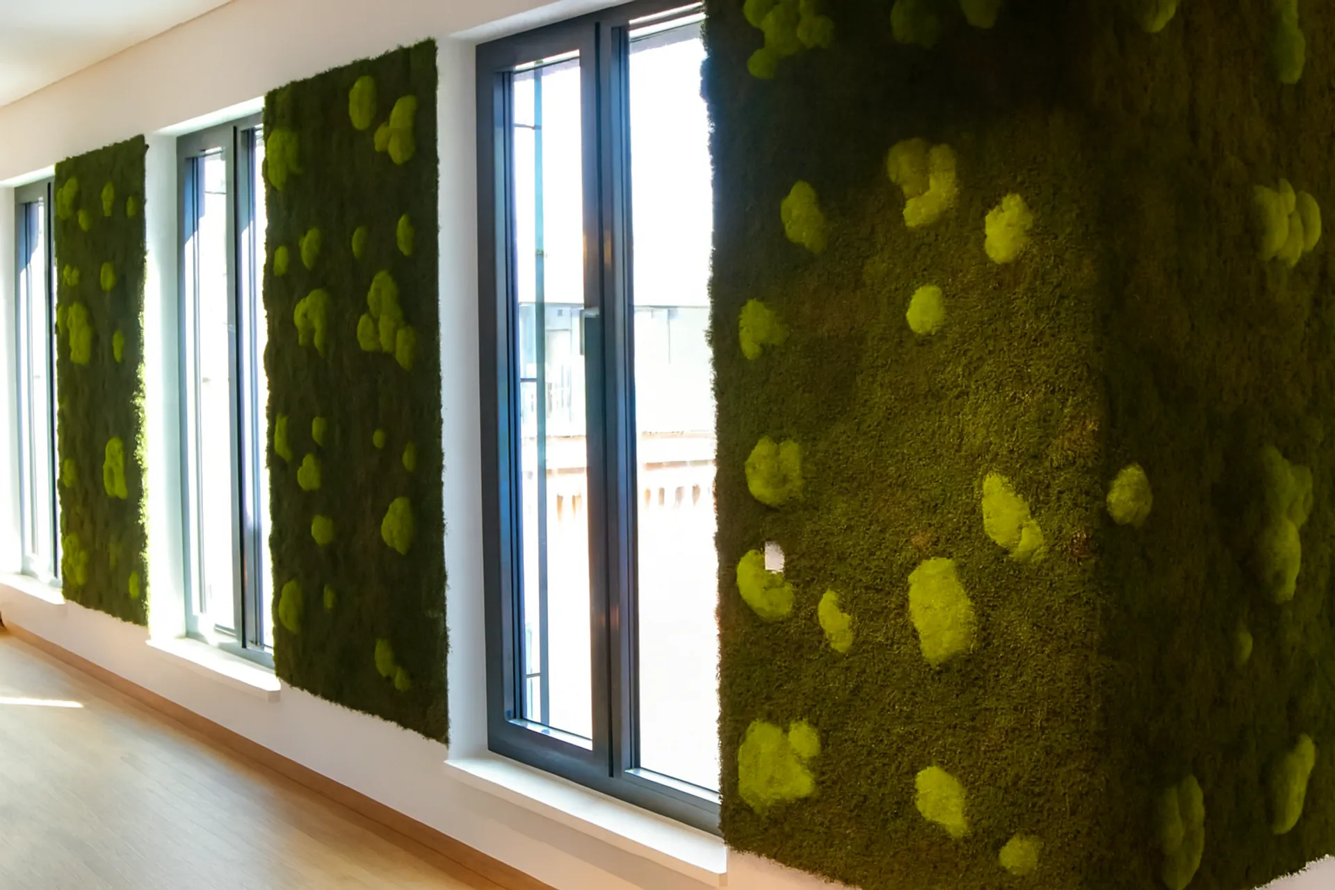 Mur en mousse pour bureau : façade vitrée moderne — Aménagement végétal mural par MOOSMOOS