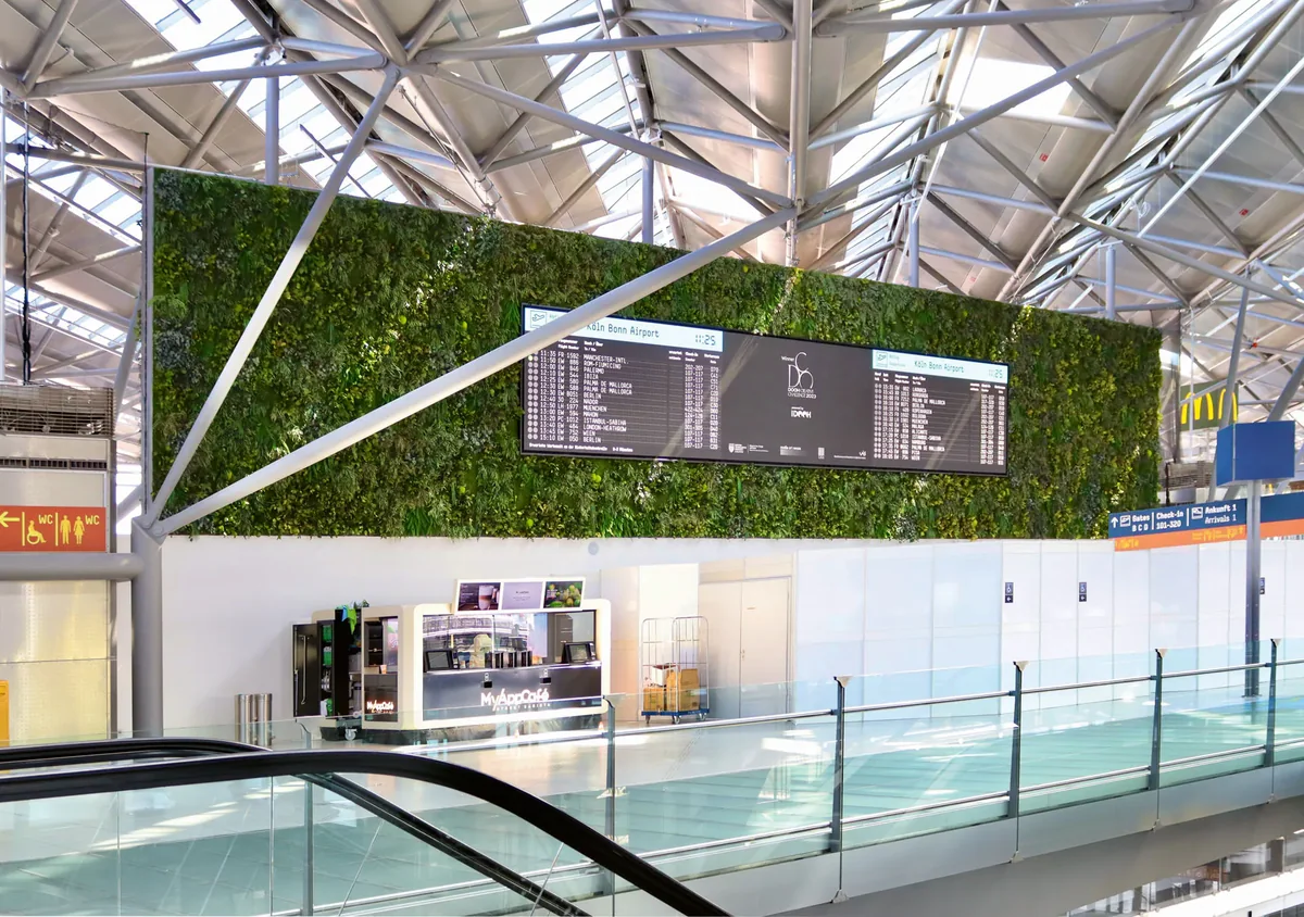 Mur en mousse à l’accueil de l’aéroport — Aménagement végétal mural par MOOSMOOS