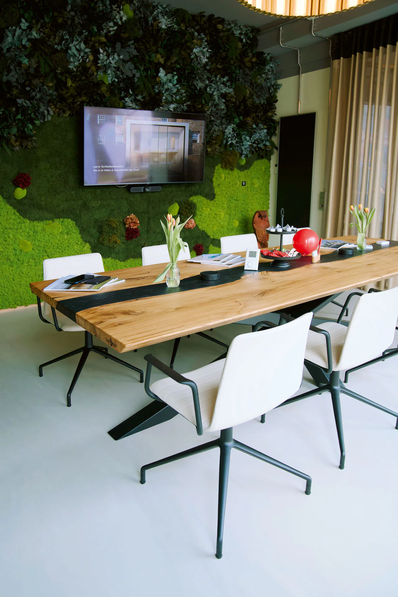 Mur en mousse dans une salle de réunion – Bureau moderne — Aménagement végétal mural par MOOSMOOS