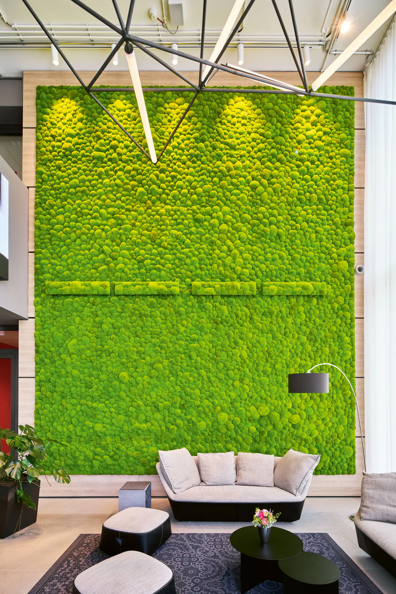 Mur en mousse « Lounge » pour l’espace d’accueil d’un bureau — Aménagement végétal mural par MOOSMOOS