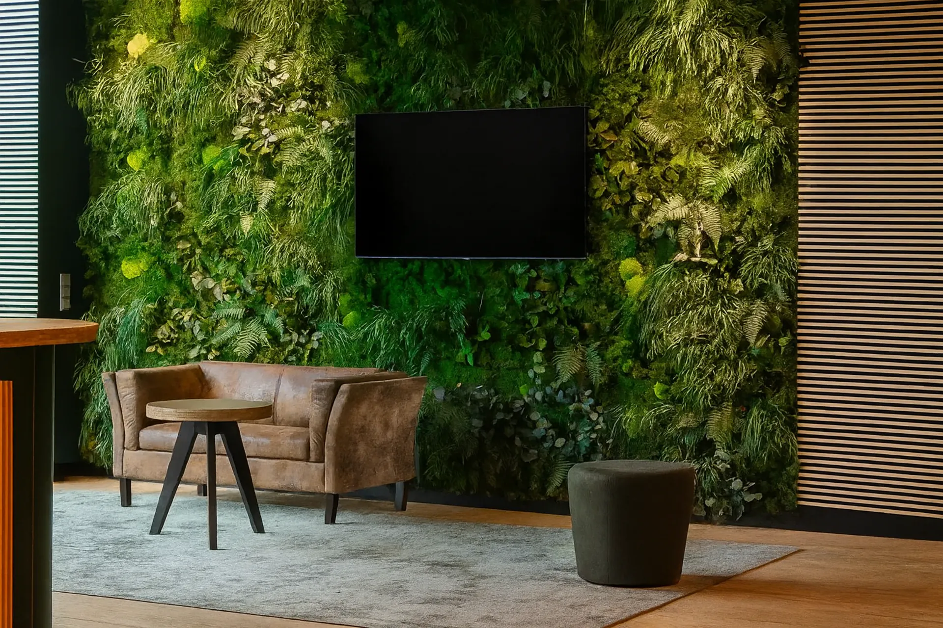 Mur en mousse « Modern Büro Lounge » — Aménagement végétal mural par MOOSMOOS