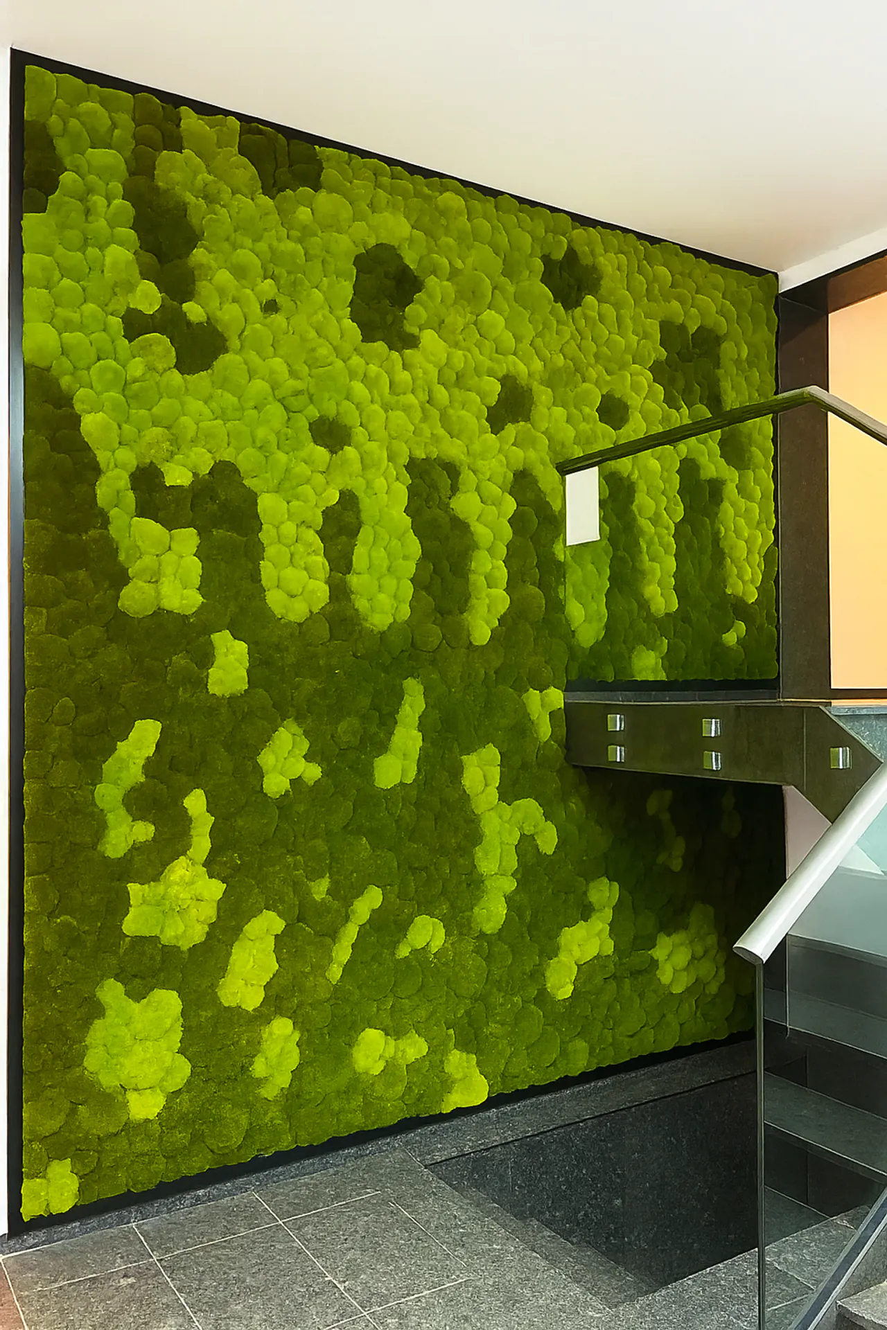 Mur en mousse pour une réception de bureau moderne — Aménagement végétal mural par MOOSMOOS
