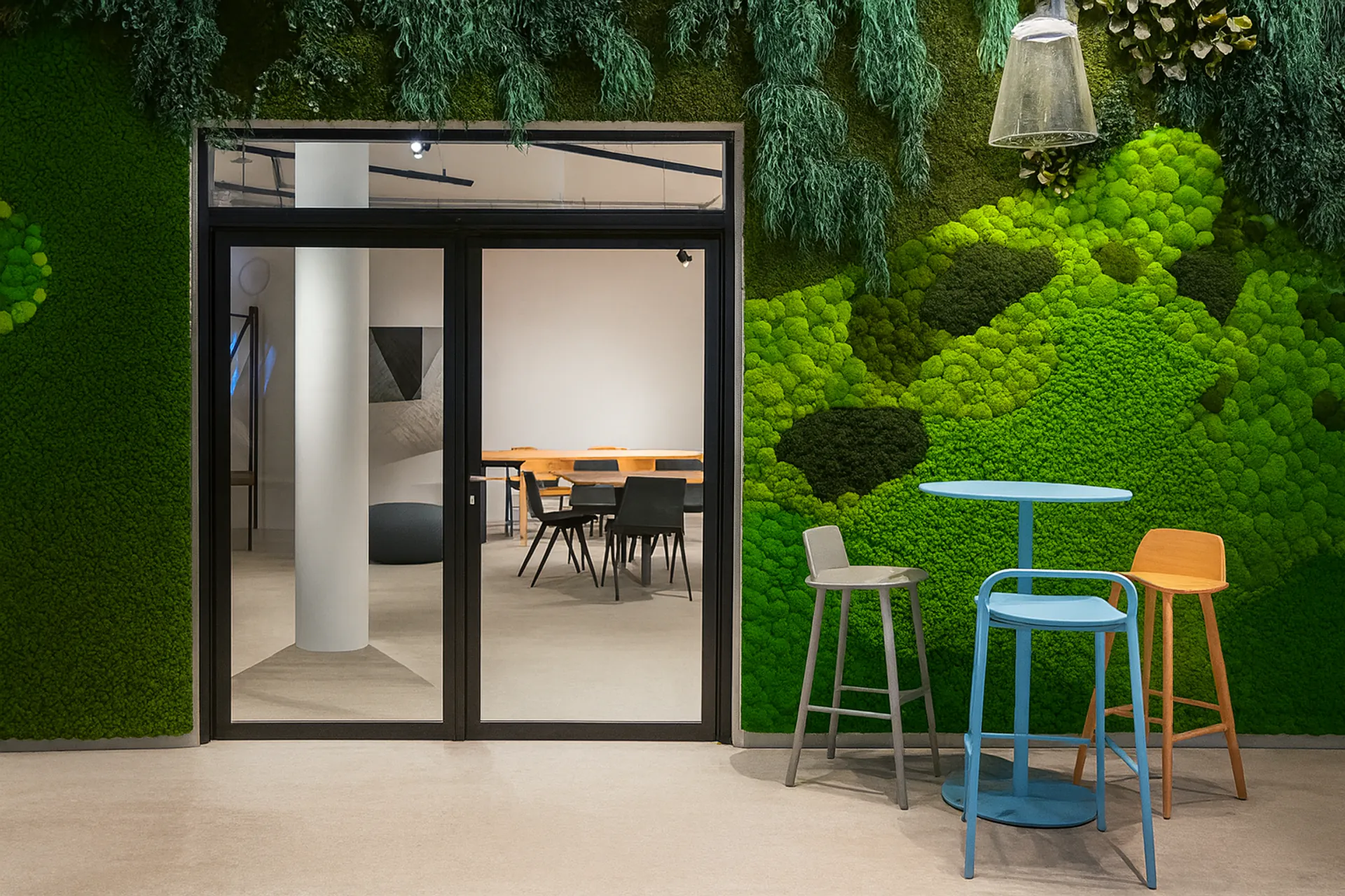 Mur en mousse pour une réception de bureau moderne — Aménagement végétal mural par MOOSMOOS