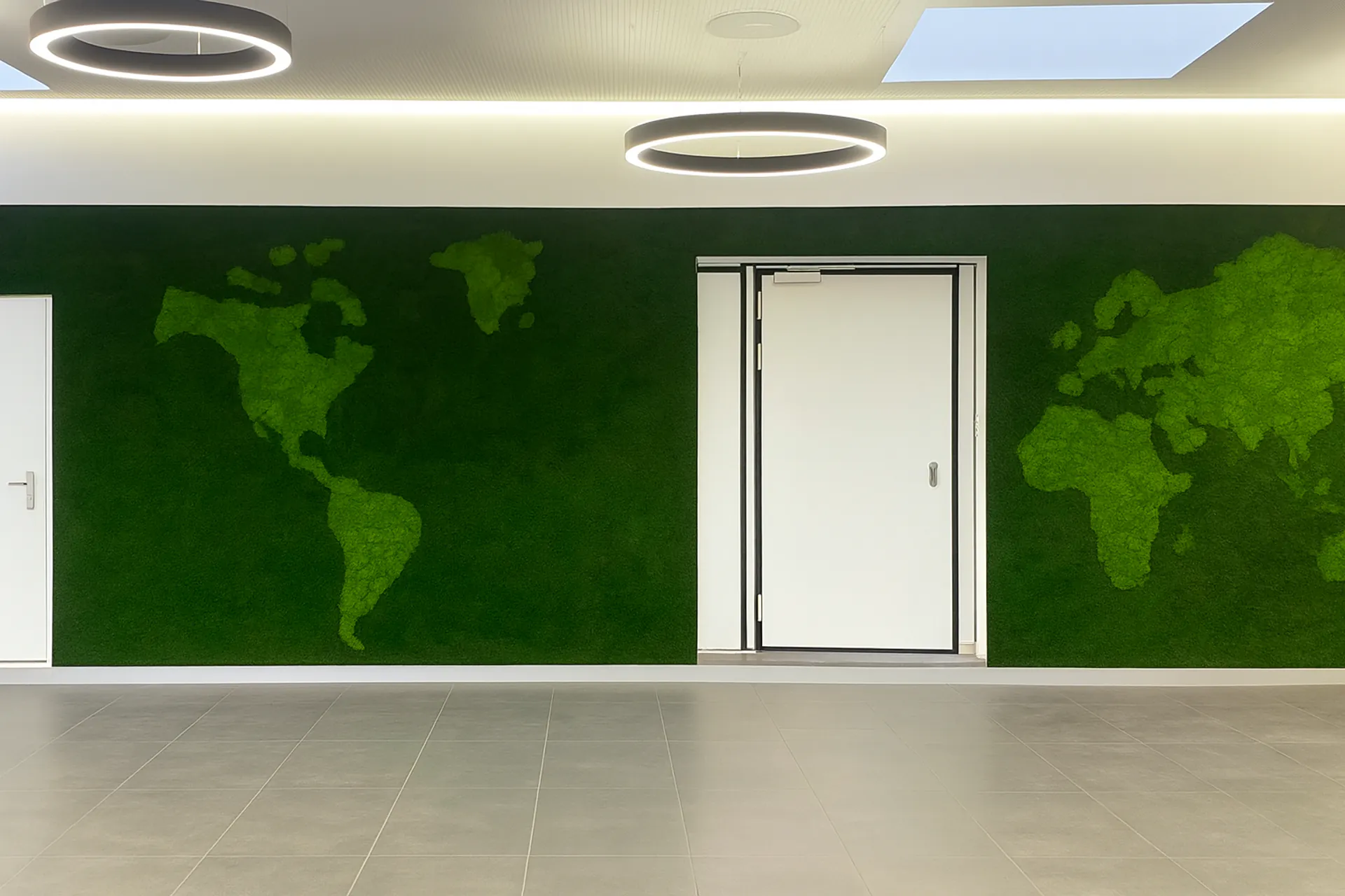 Mur en mousse « Carte du monde » pour hall de bureau moderne — Aménagement végétal mural par MOOSMOOS
