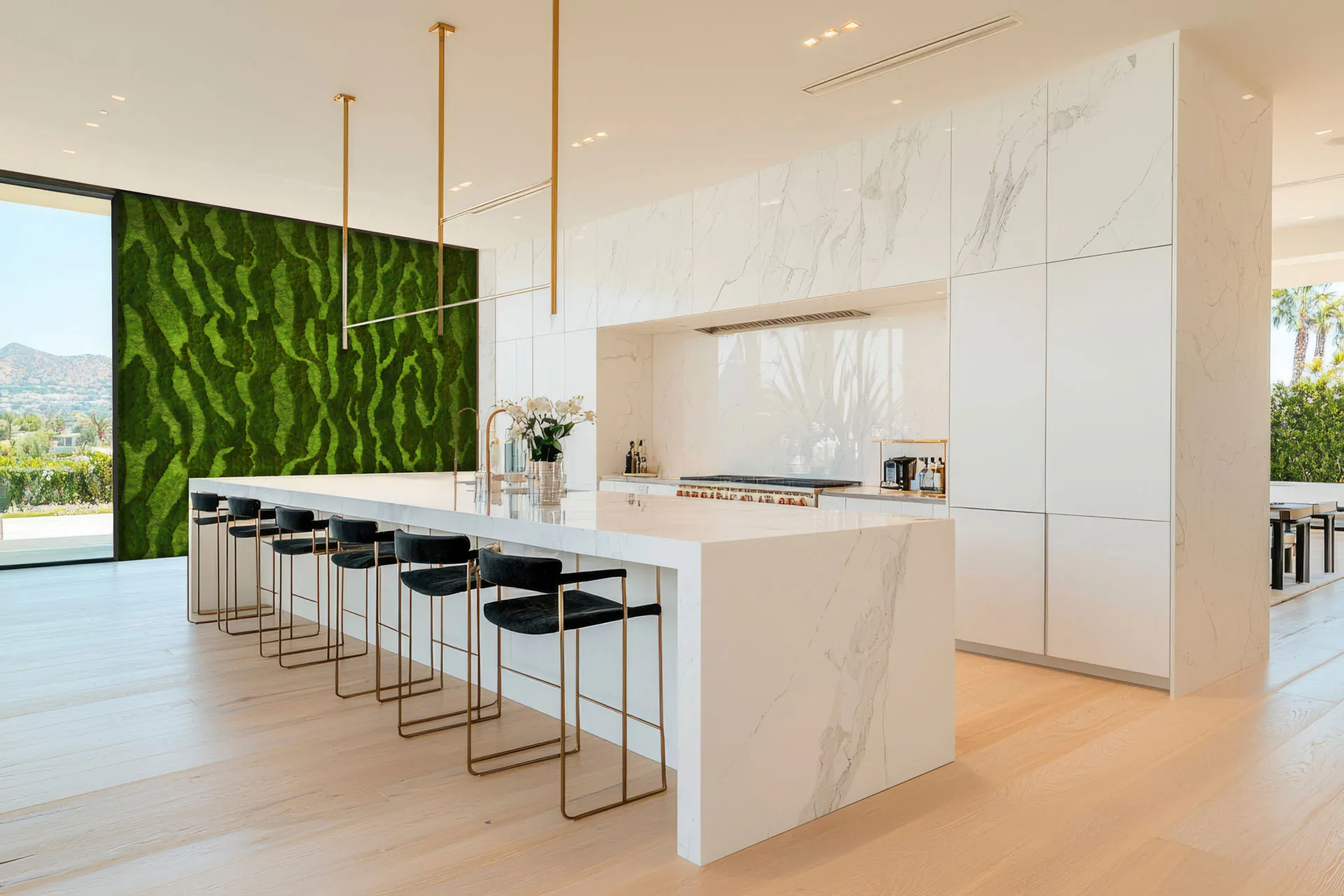 Exposition dans un showroom de cuisine avec un mur en mousse à côté d’une cuisine design moderne