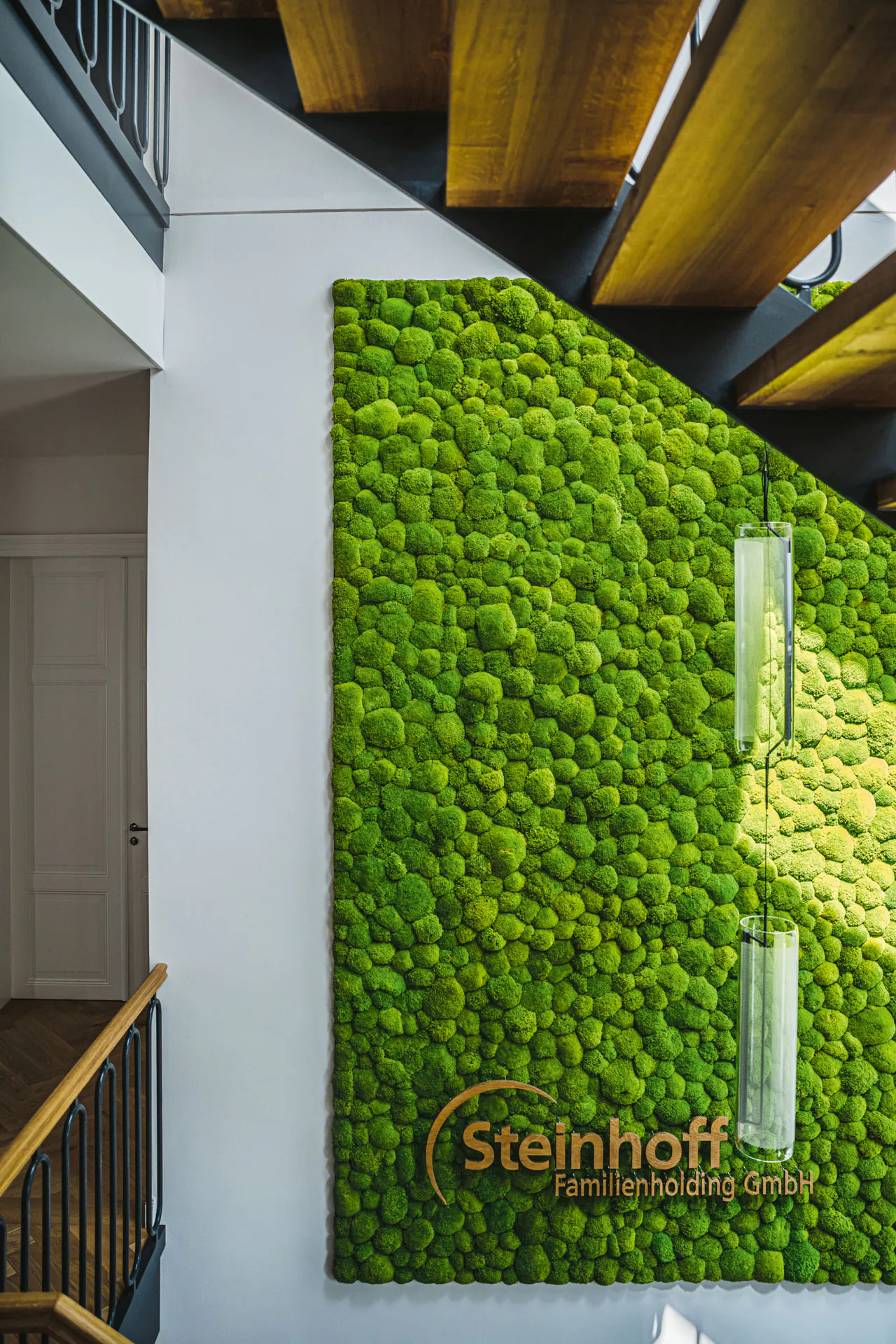 Mur en mousse dans le hall d’entrée moderne et la cage d’escalier — Aménagement végétal mural par MOOSMOOS