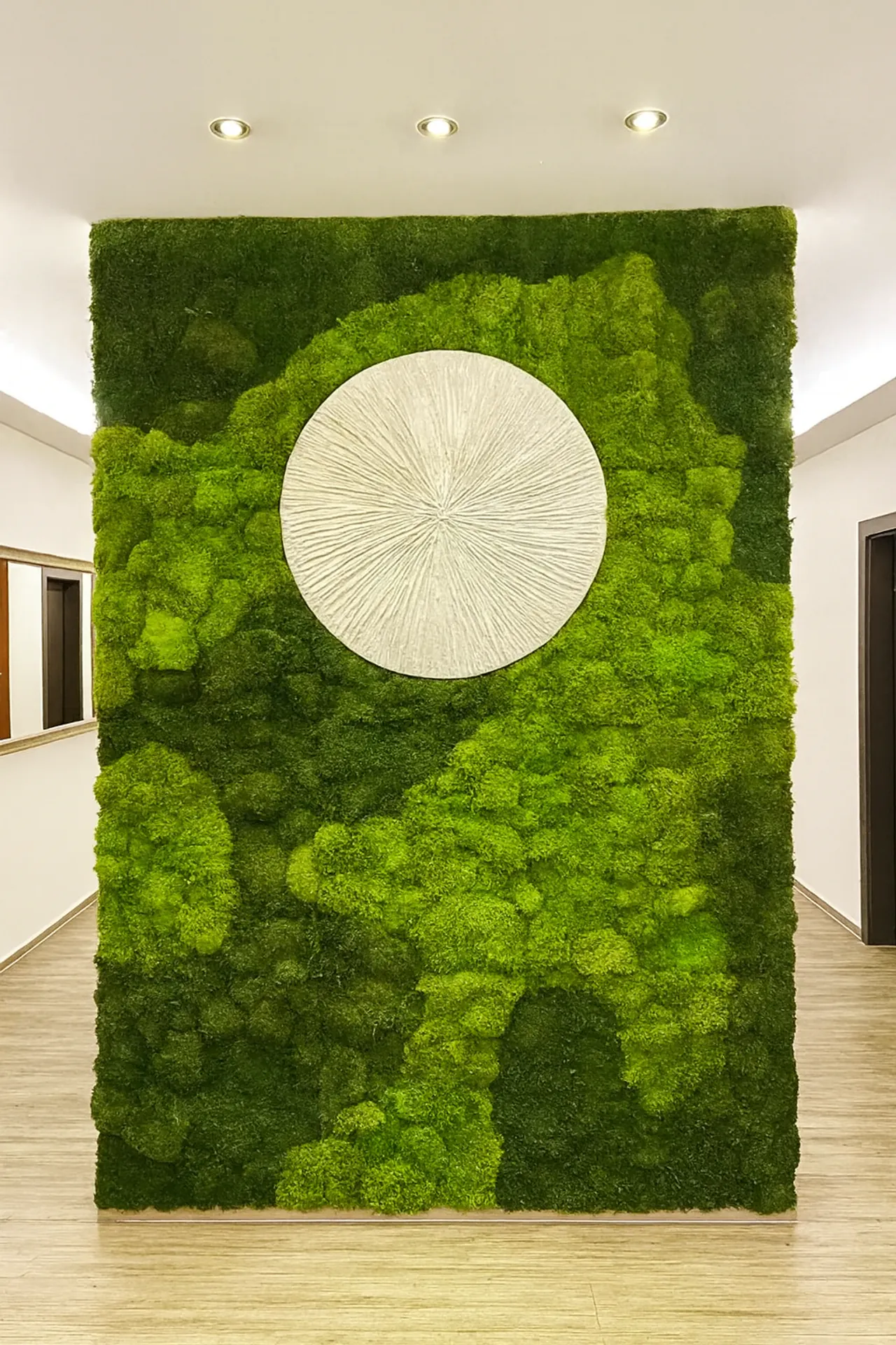 Installation moderne d’un mur en mousse dans un showroom — Végétalisation murale par MOOSMOOS