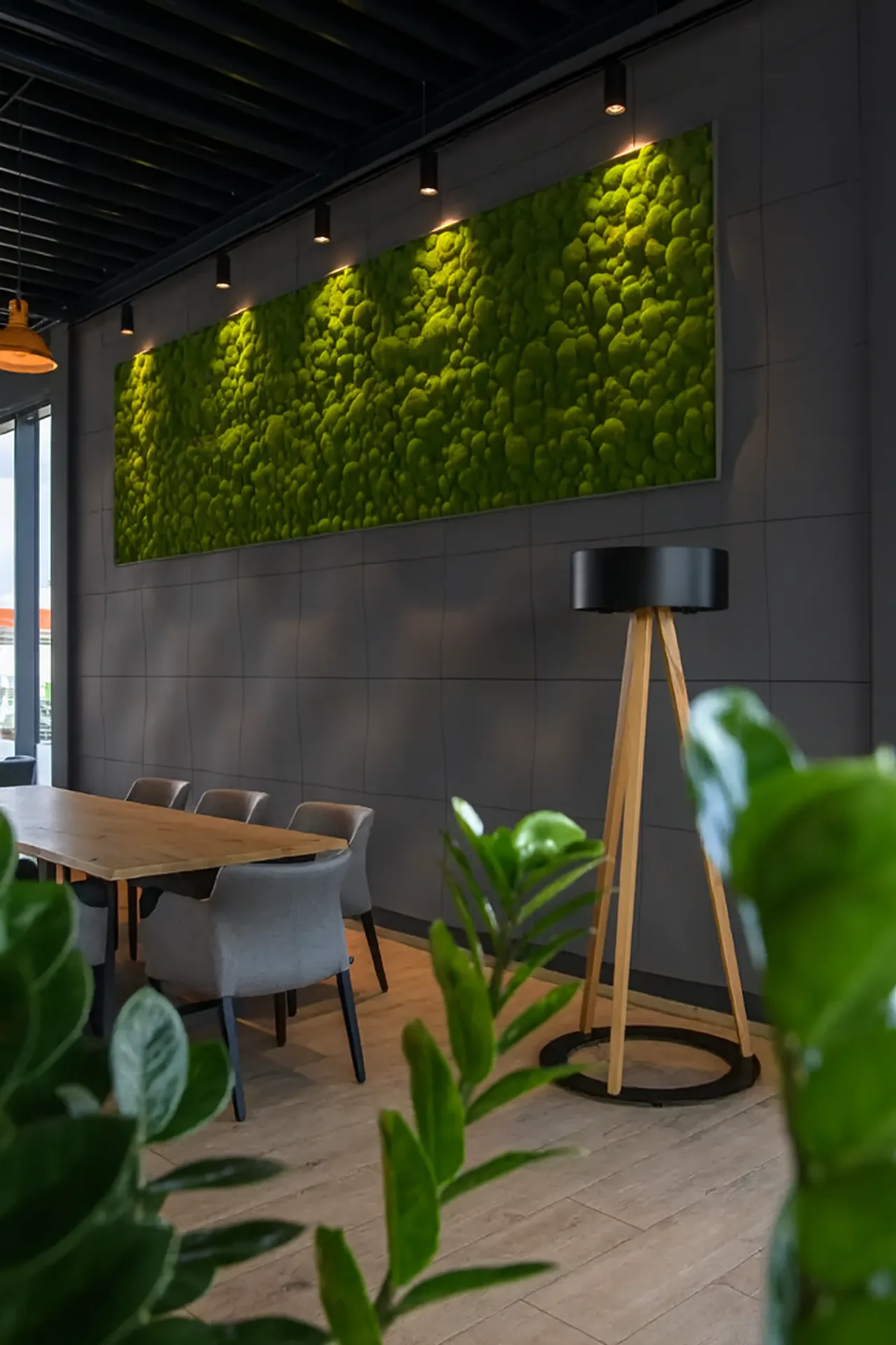 Mur en mousse pour un espace d’accueil de bureau moderne — Aménagement végétal mural par MOOSMOOS