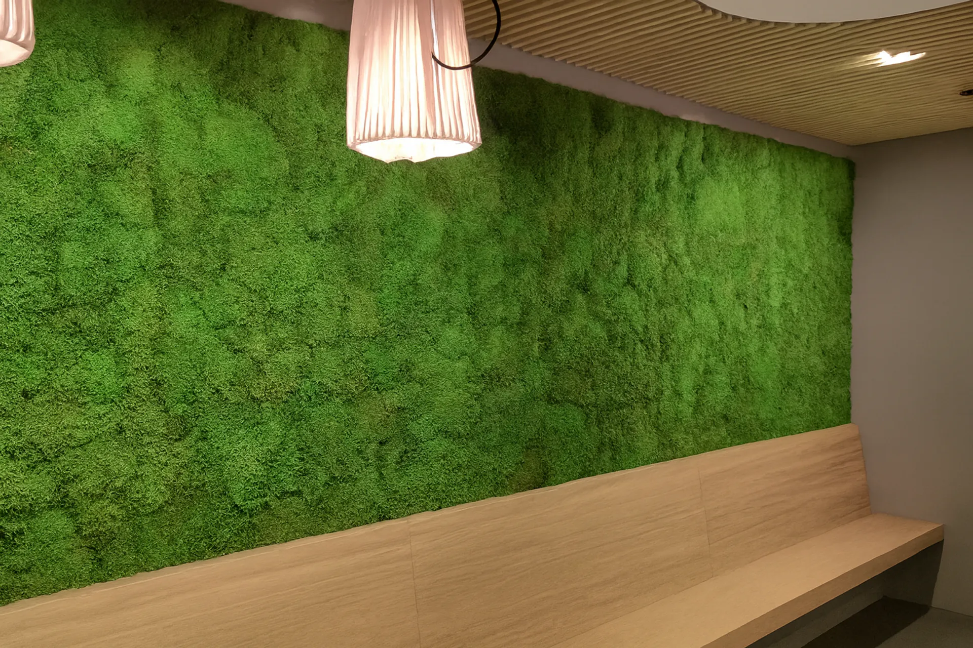 Mur en mousse pour un bureau moderne et un espace d’accueil — Aménagement végétal mural par MOOSMOOS