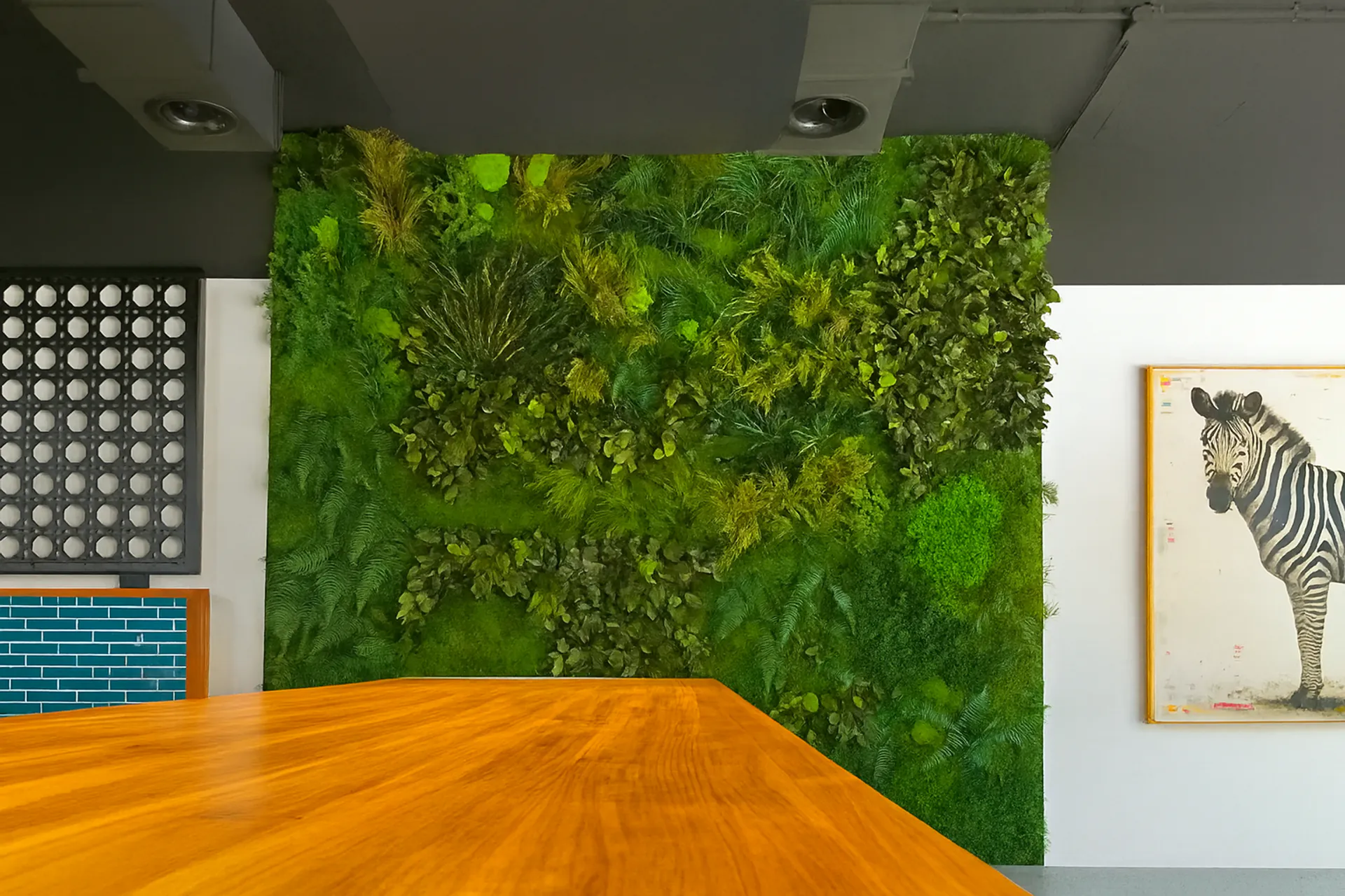 Mur en mousse : un bureau moderne avec un mur végétal — Aménagement végétal mural par MOOSMOOS