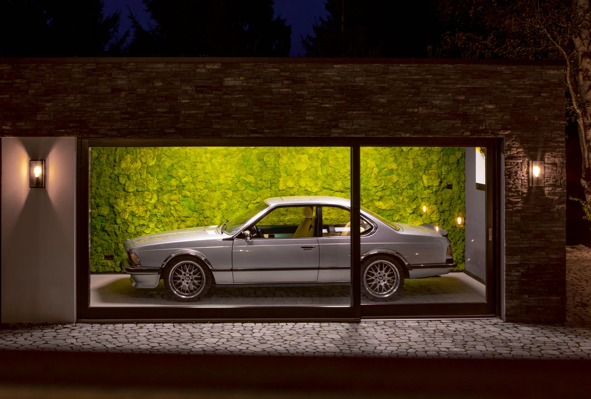 Mur dédié aux marques dans le showroom — Un mur en mousse pour créer un contraste avec l’exposition automobile